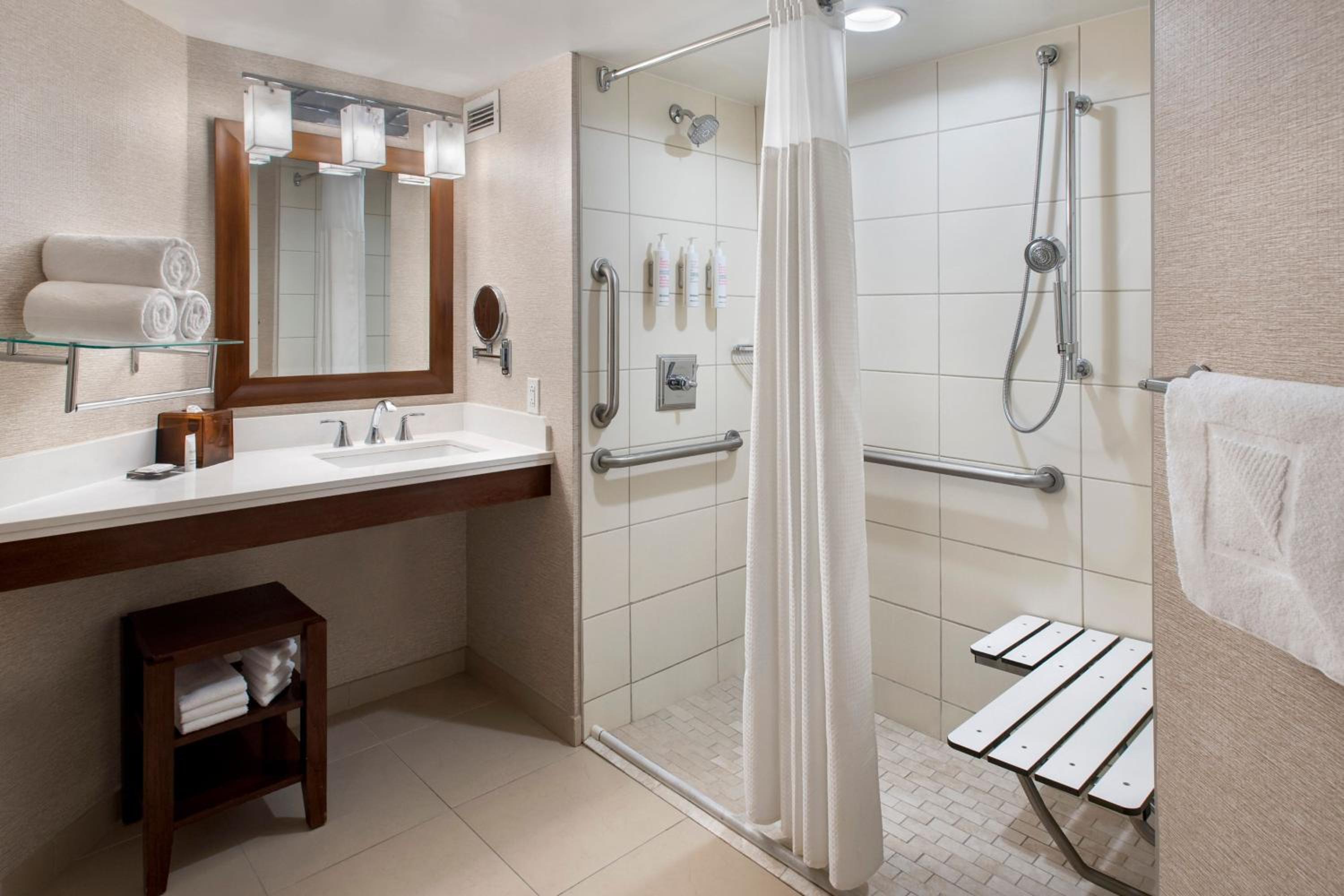 Double Room with Two Double Beds and Adapted Tub - Mobility Accessible - Photo 2