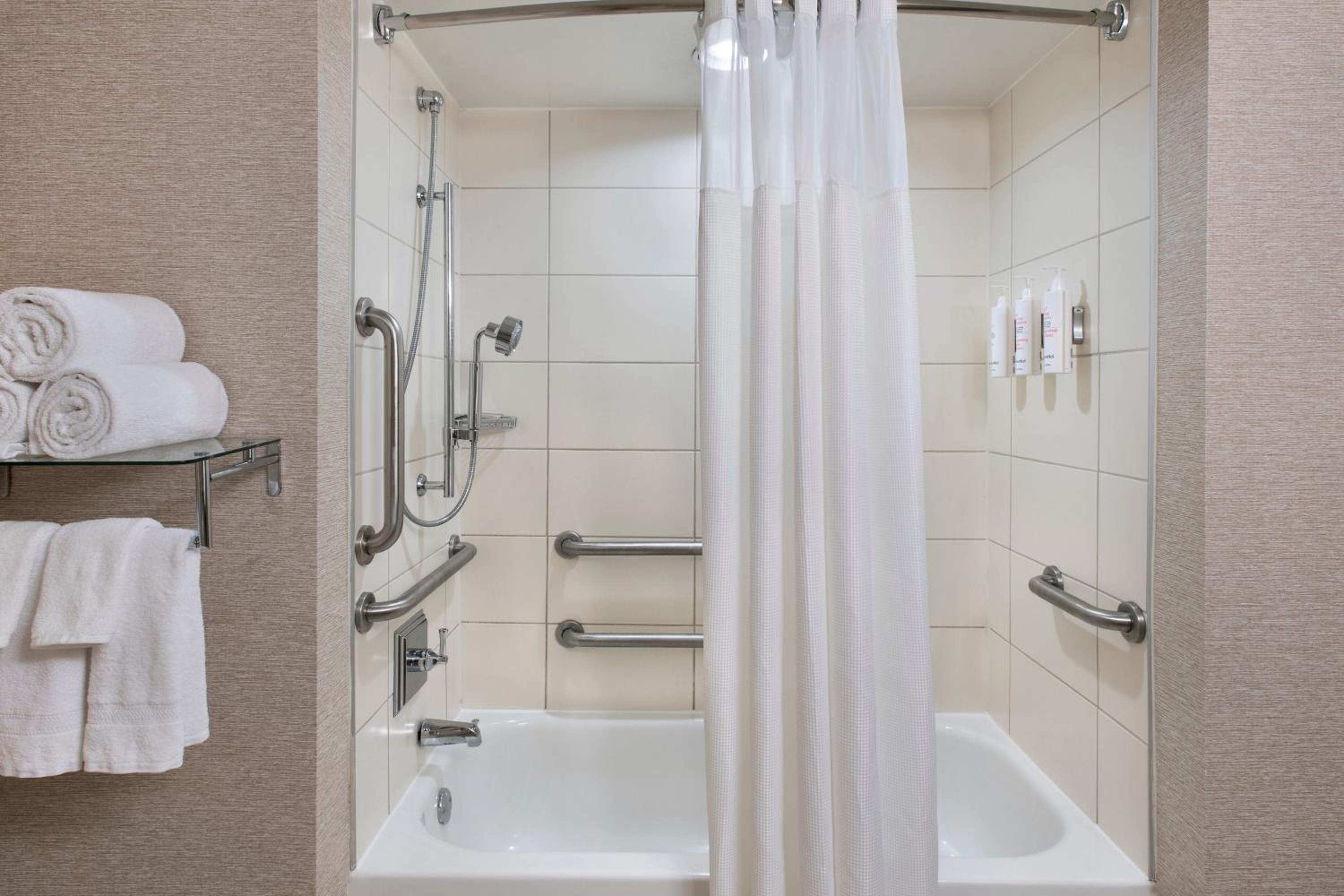 King Room with Adapted Tub - Mobility Accessible - Photo 2