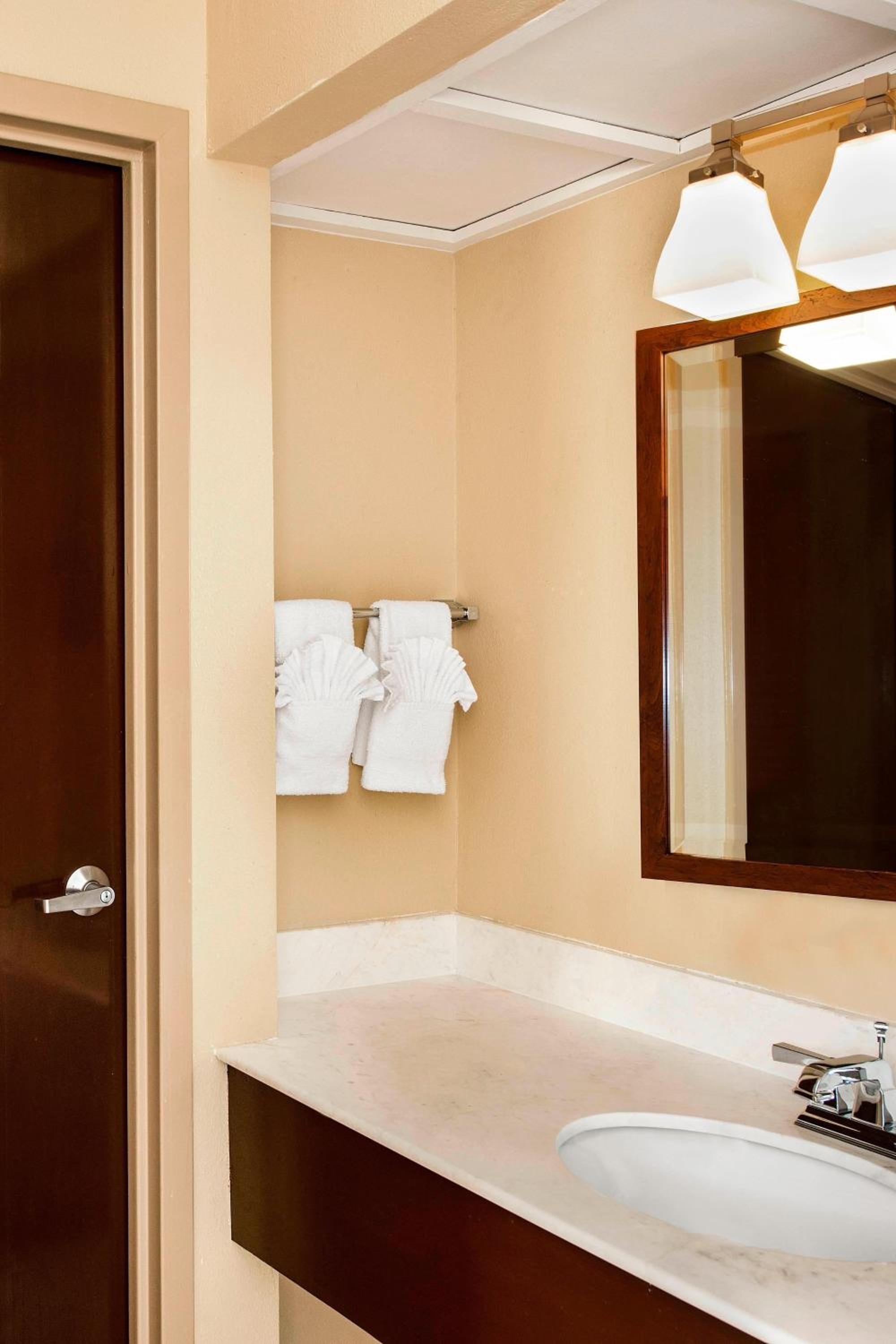 Guest Room, 1 King - Photo 2