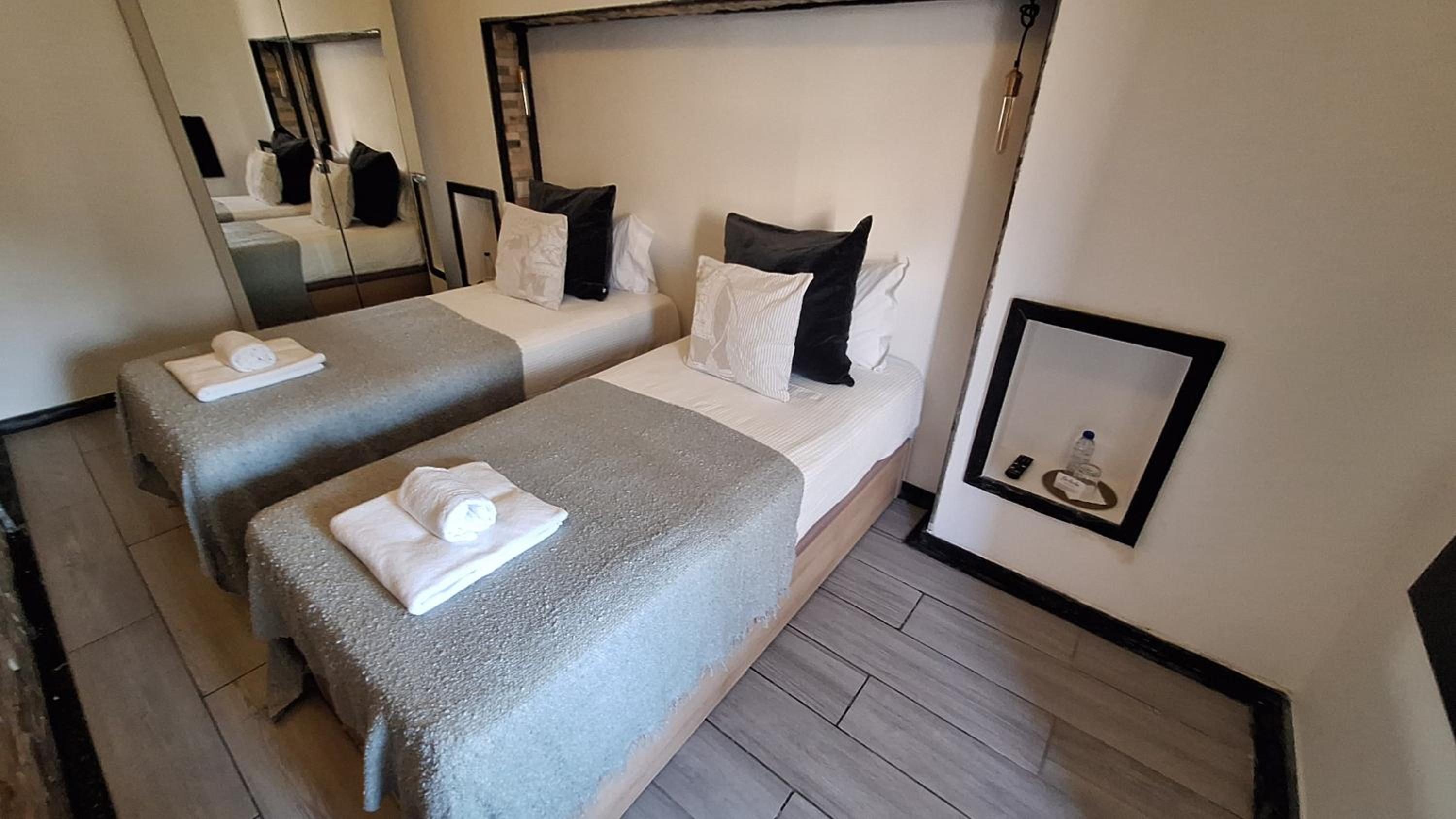 Double or Twin Room with Bathroom - Photo 16