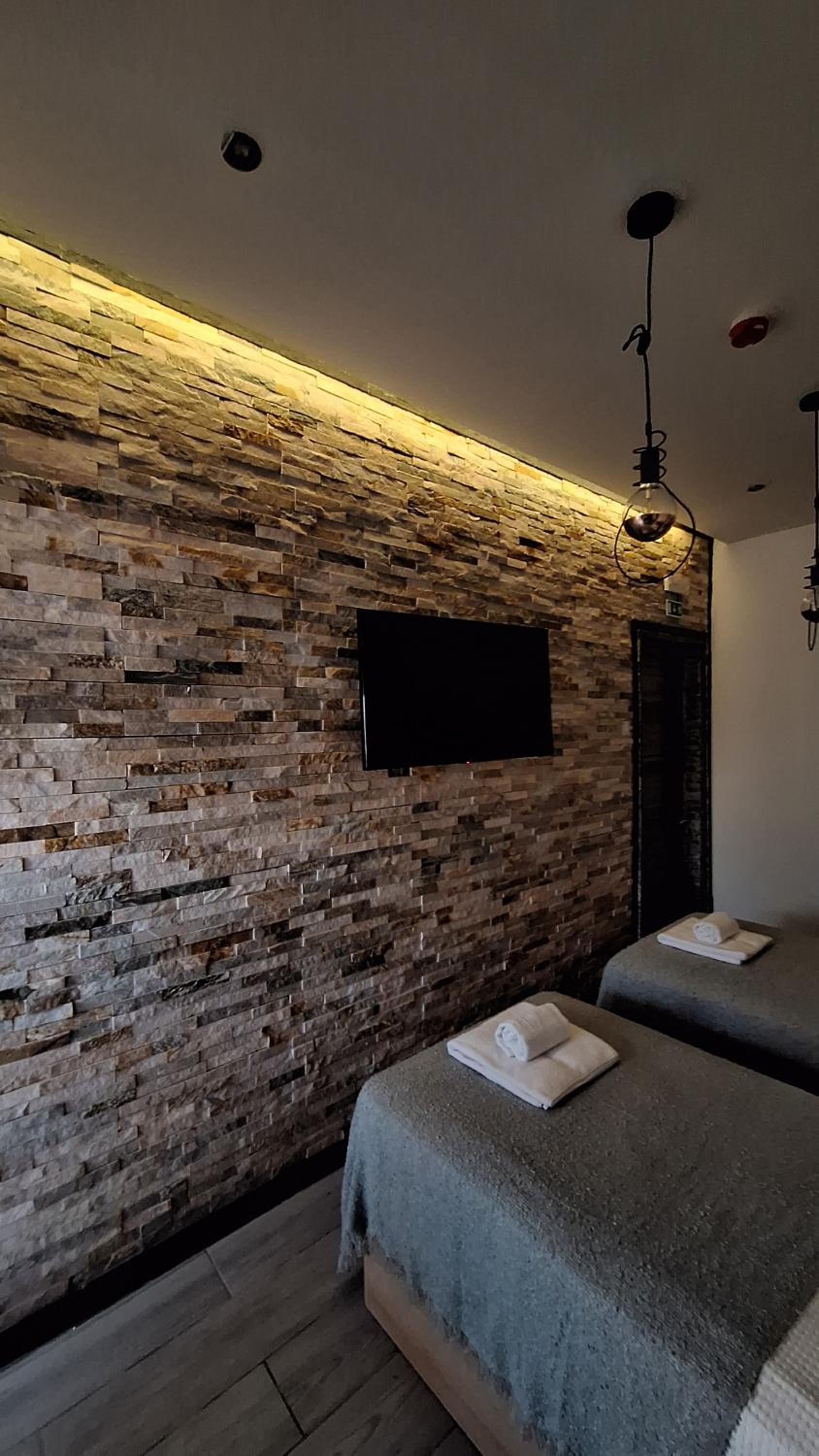 Double or Twin Room with Bathroom - Photo 18