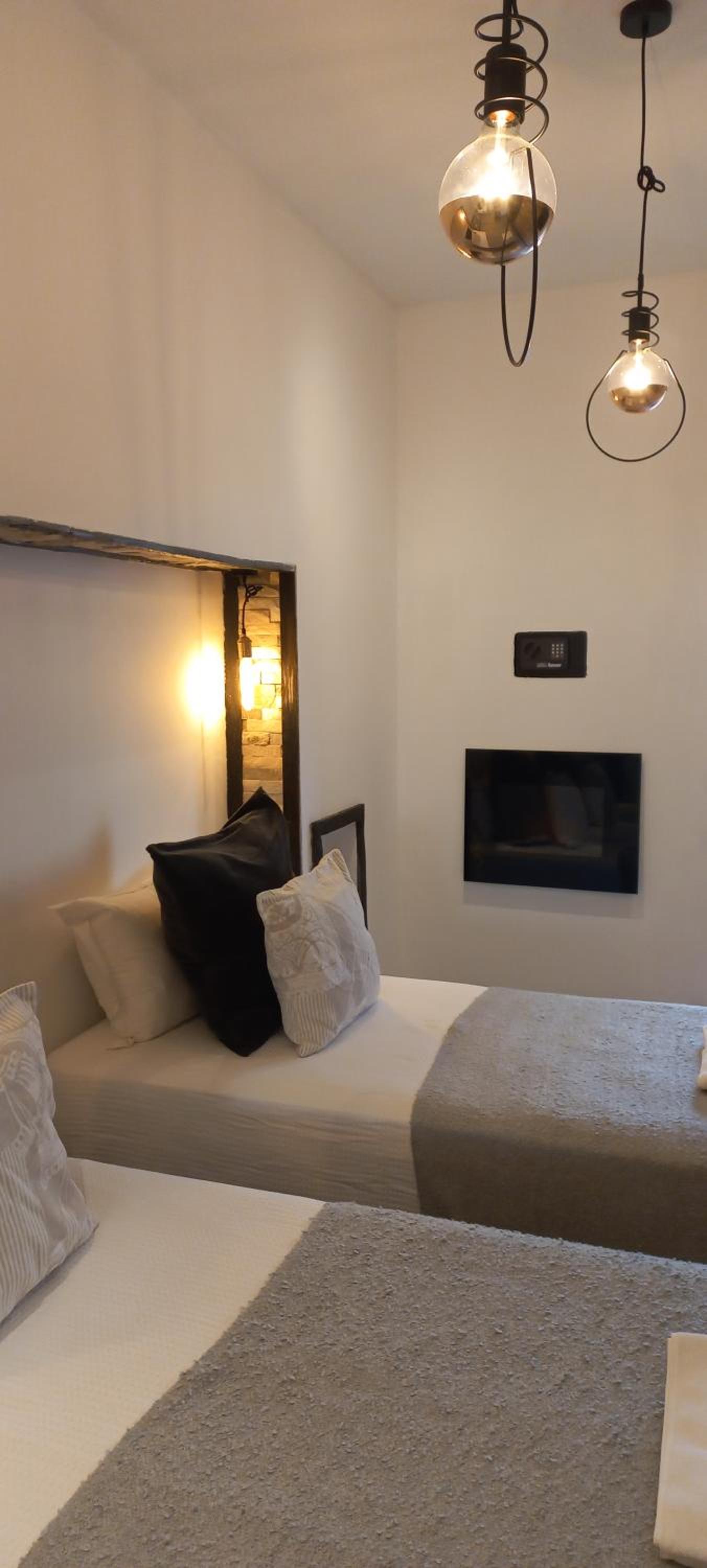 Double or Twin Room with Bathroom - Photo 19