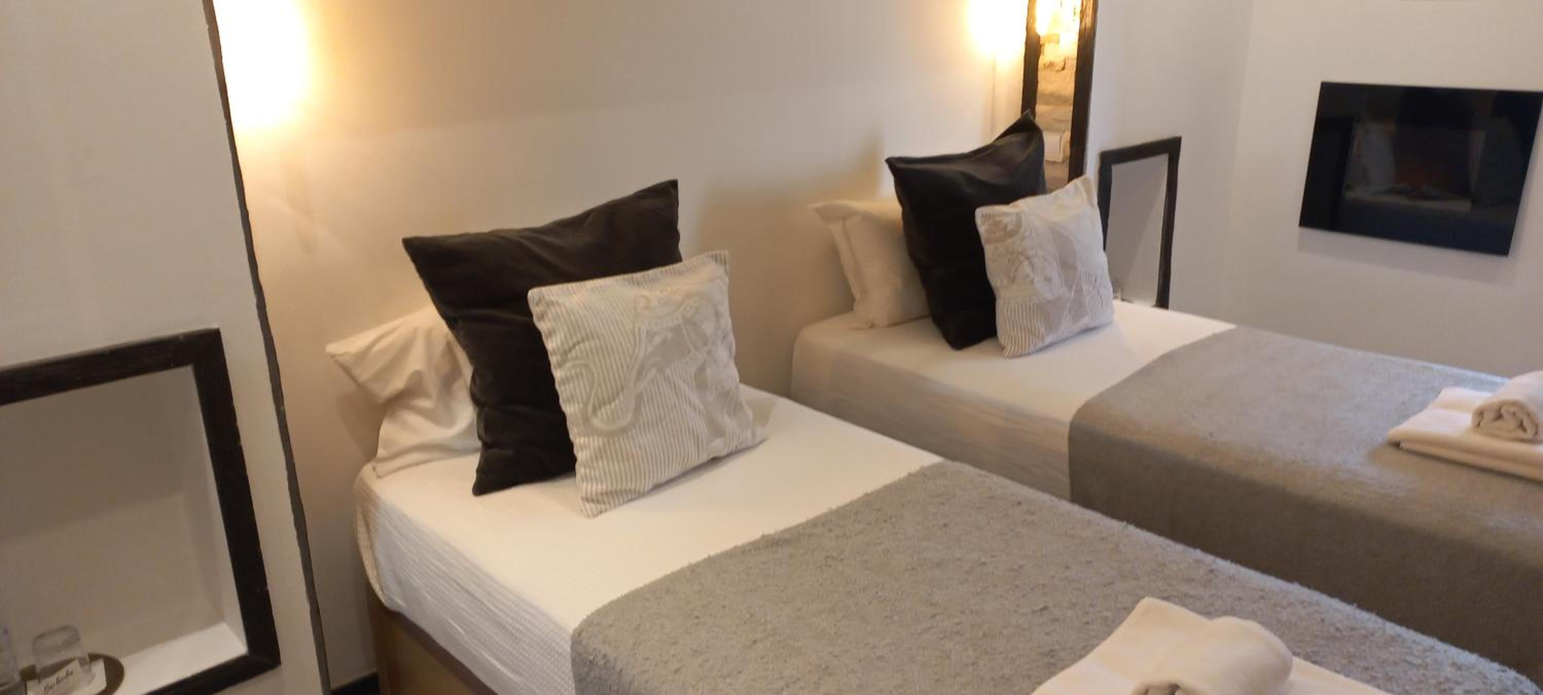 Double or Twin Room with Bathroom - Photo 9