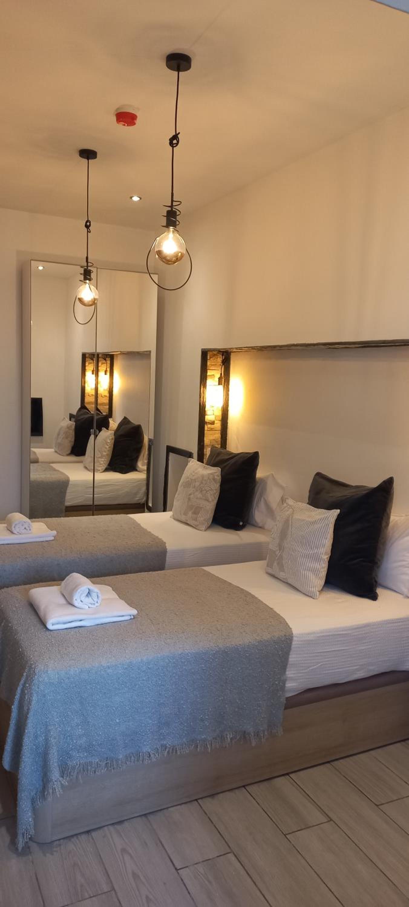 Double or Twin Room with Bathroom - Photo 8