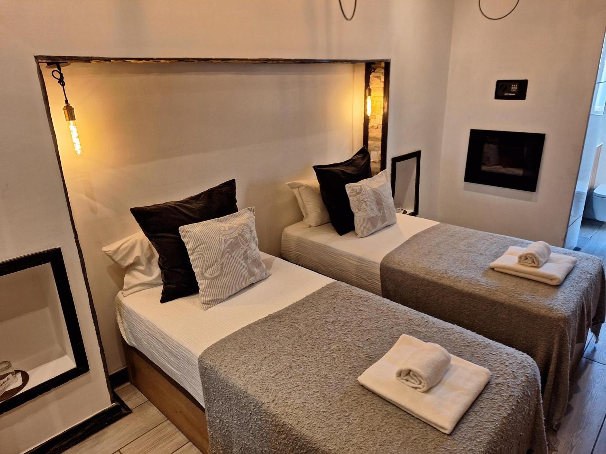 Double or Twin Room with Bathroom - Photo 5