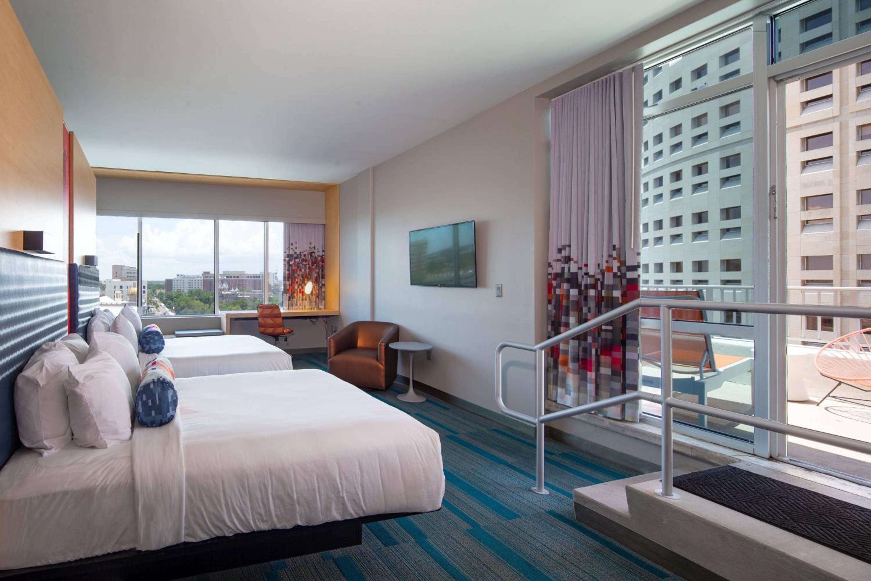 Suite, 2 Queen, Balcony