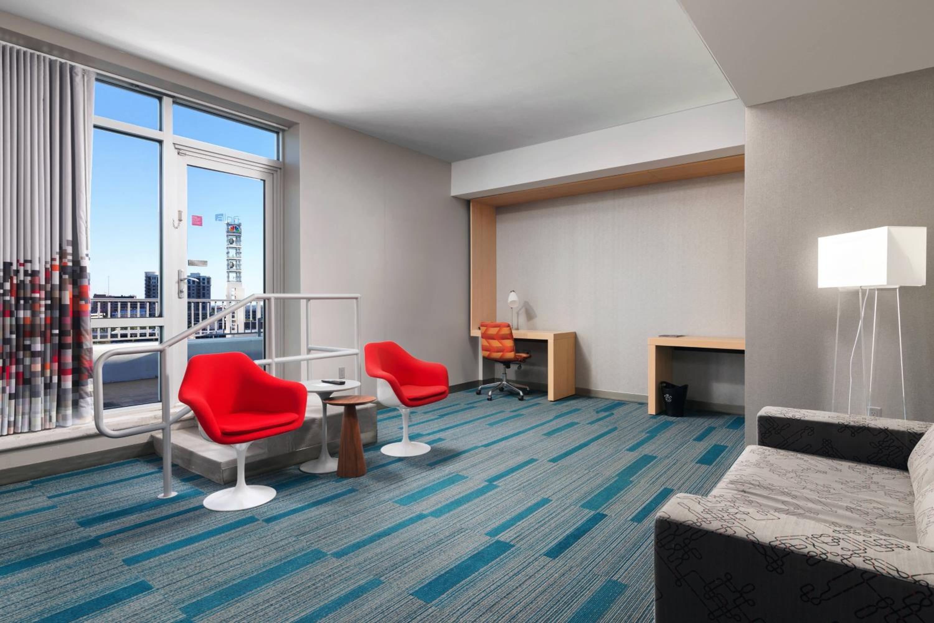 Larger Suite, 1 King, City view, High floor, Balcony photo 2