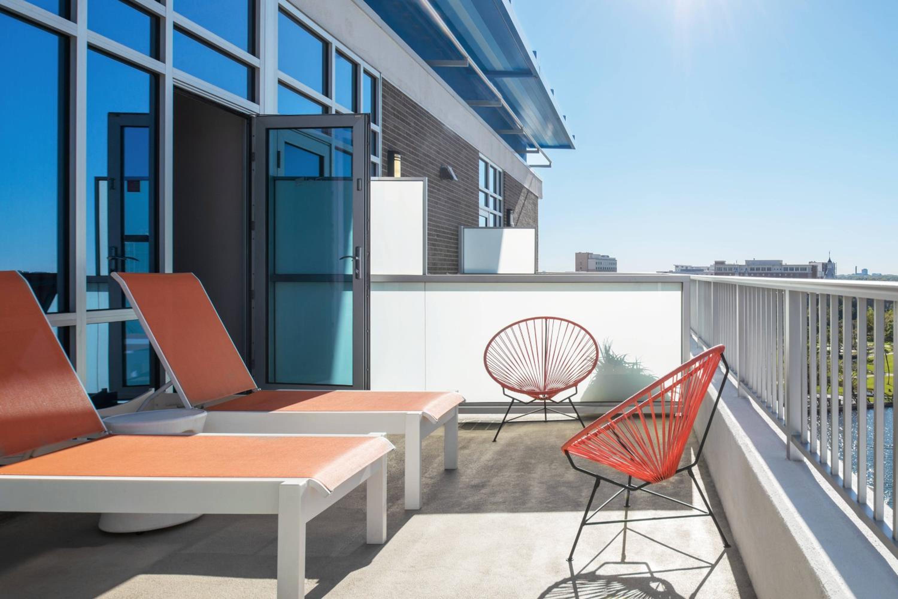 Larger Suite, 1 King, City view, High floor, Balcony photo 3