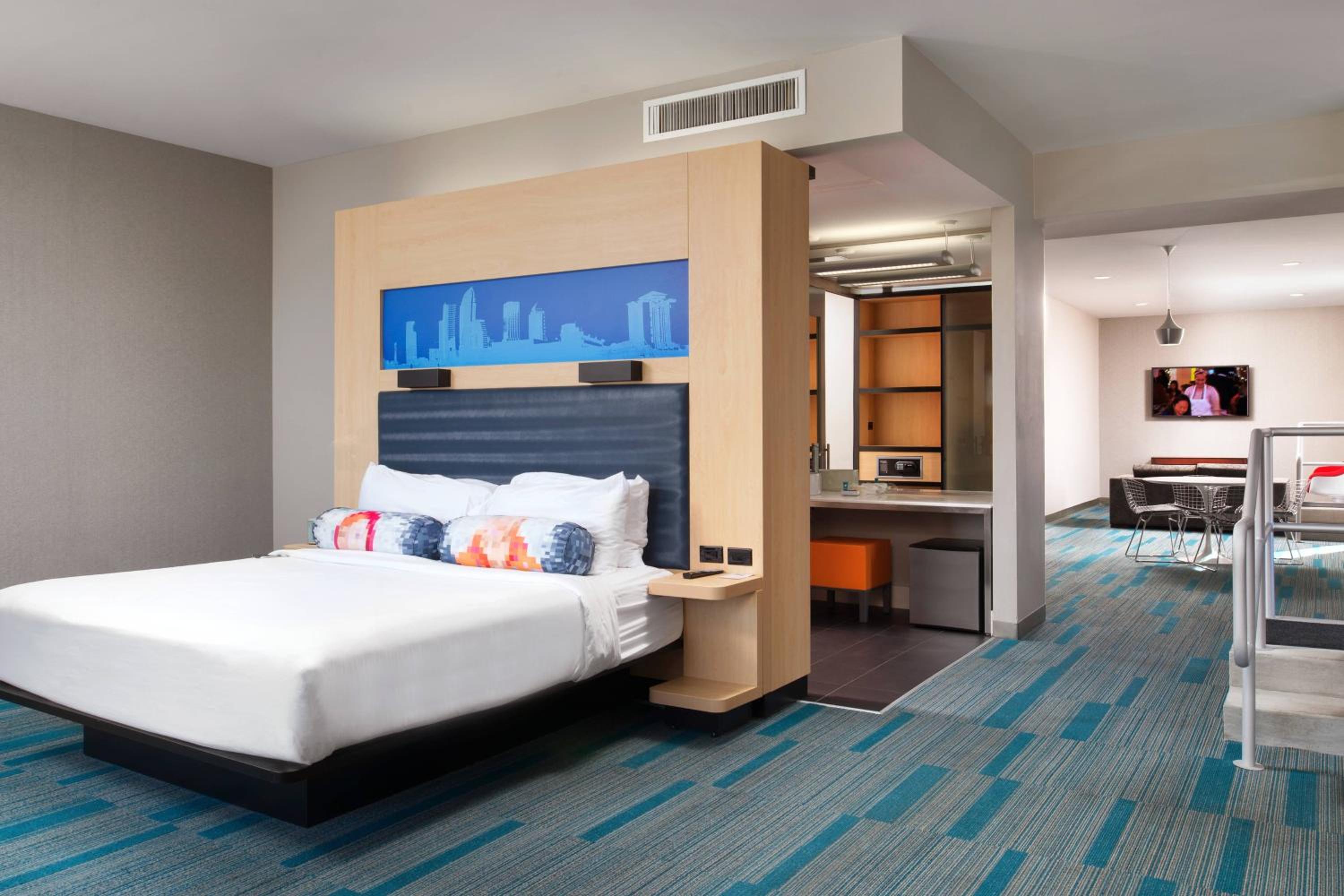 Presidential Suite, 1 King, River view, High floor, Balcony