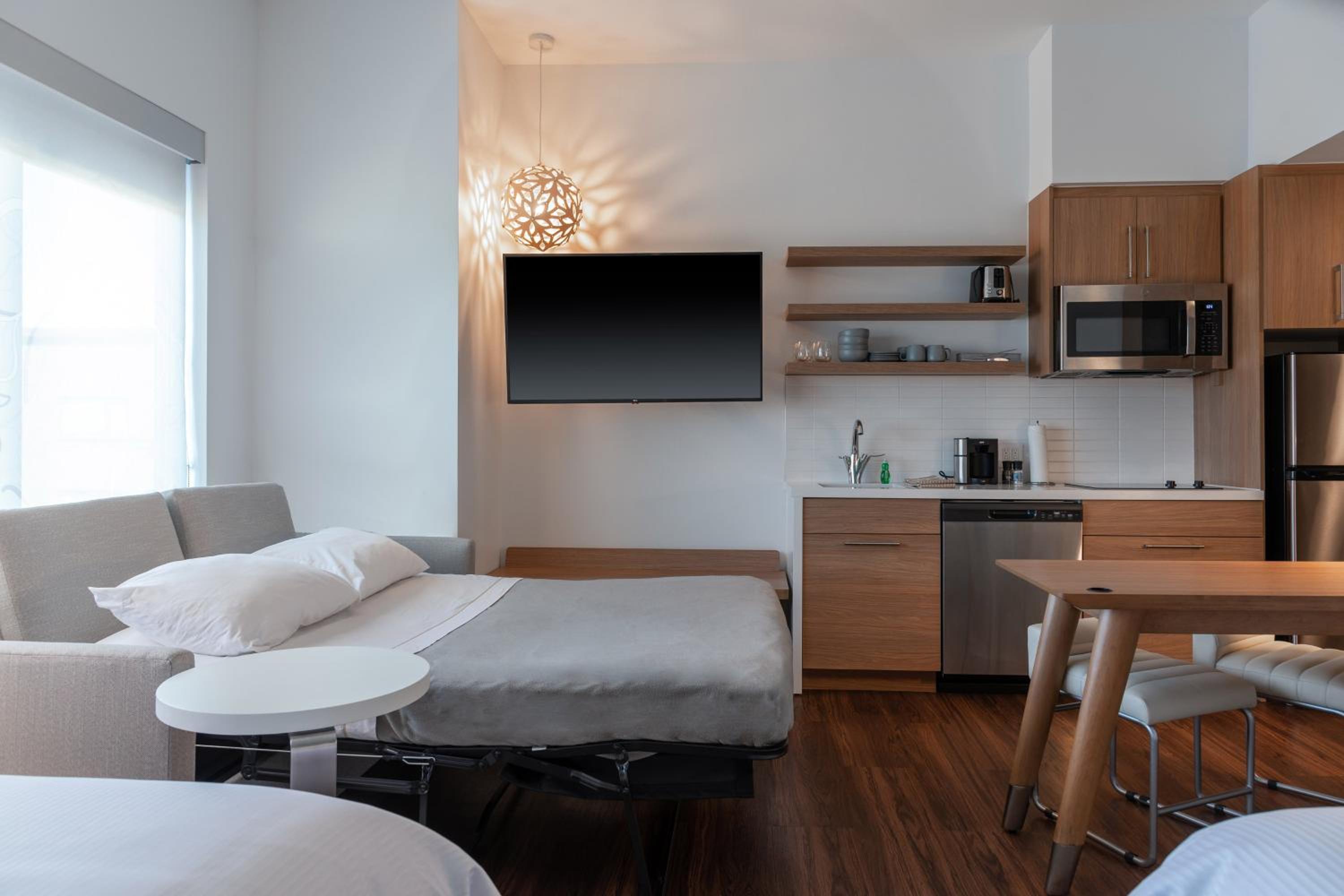 Standard King Room with Adapted Tub - Mobility and Hearing Accessible - Photo 1