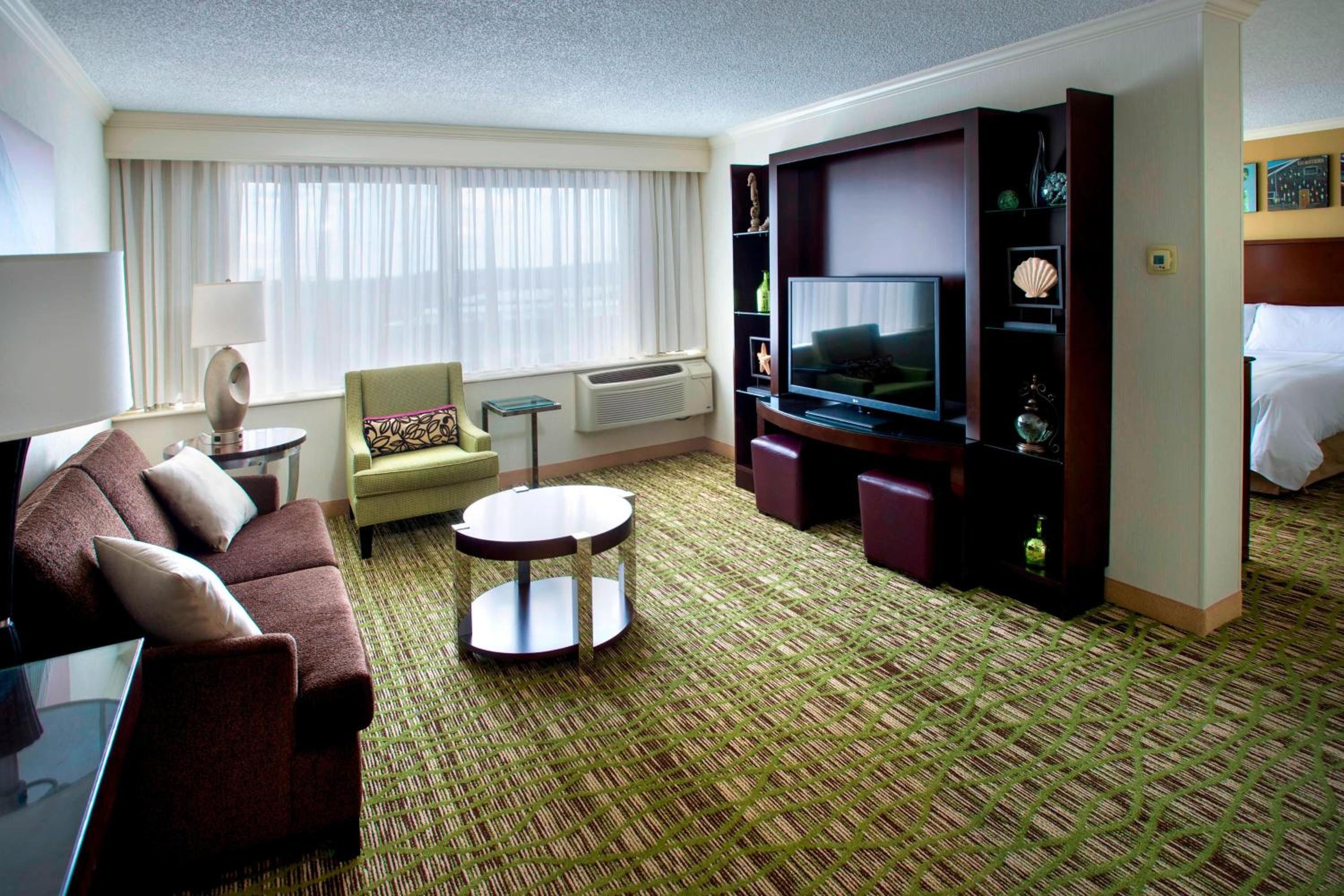 1 Bedroom 2 room Suite, 1 King photo 1
