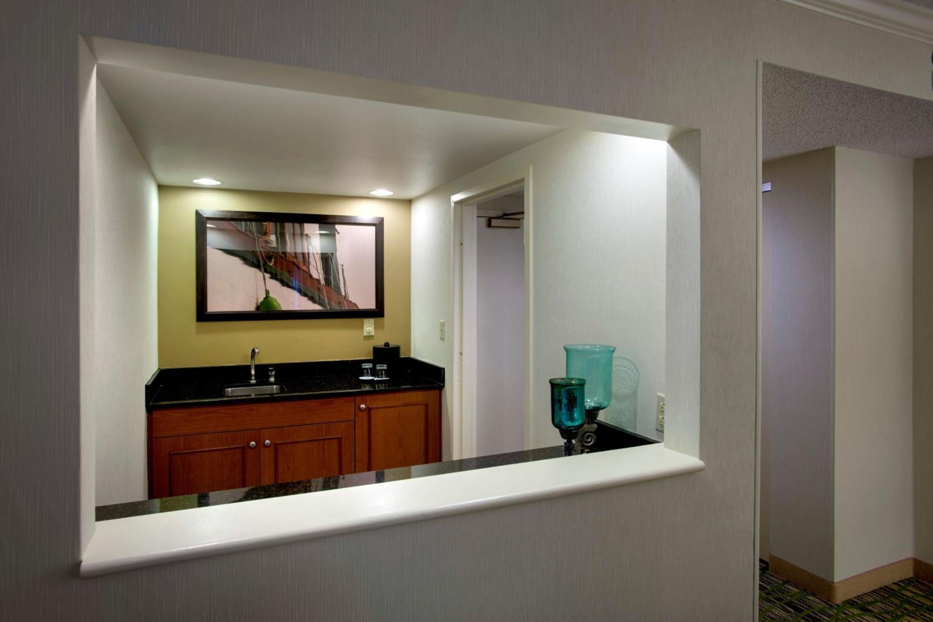 1 Bedroom 2 room Suite, 1 King photo 3