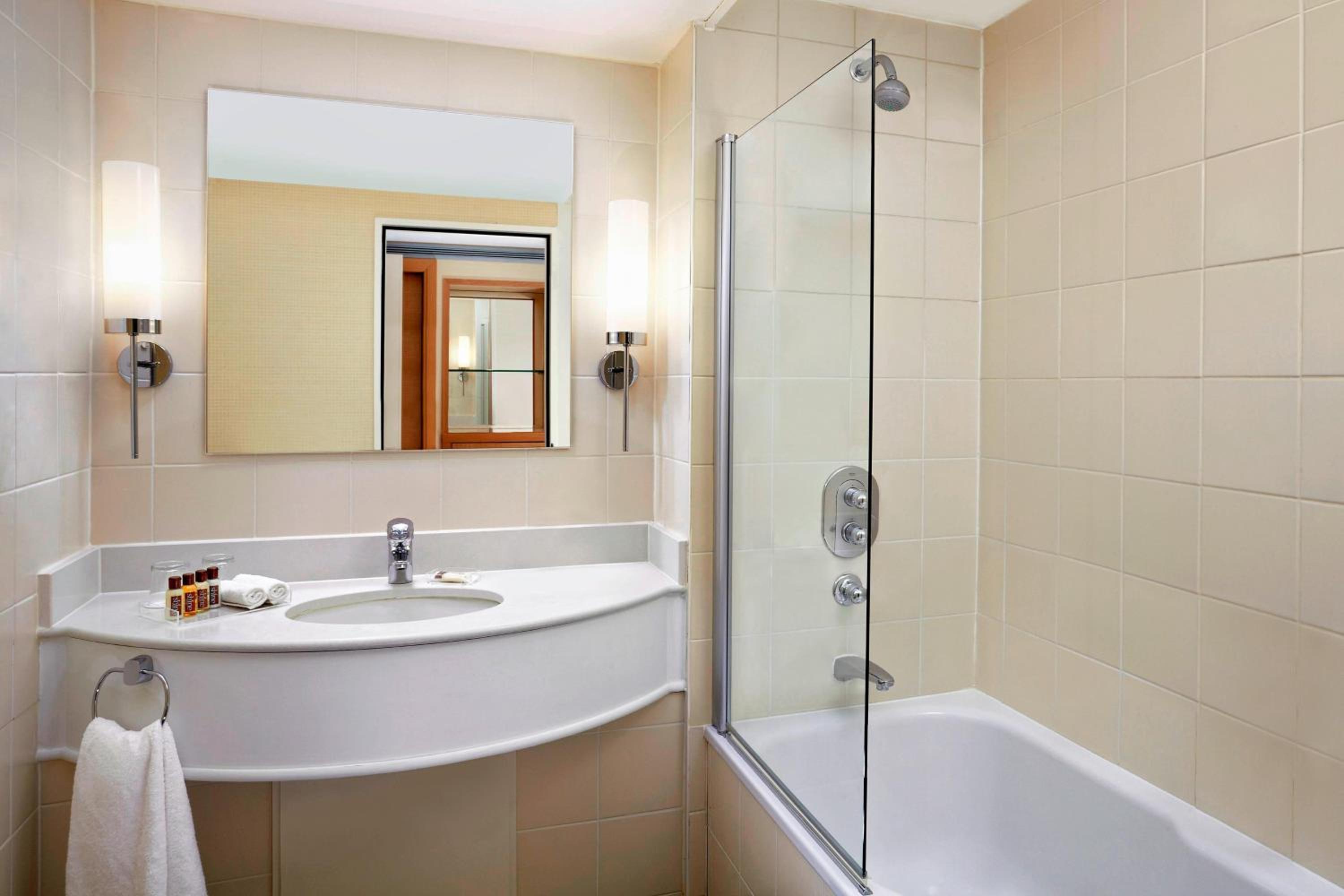 Junior Suite, Club lounge access, Junior Suite, 1 King thumbnail 6