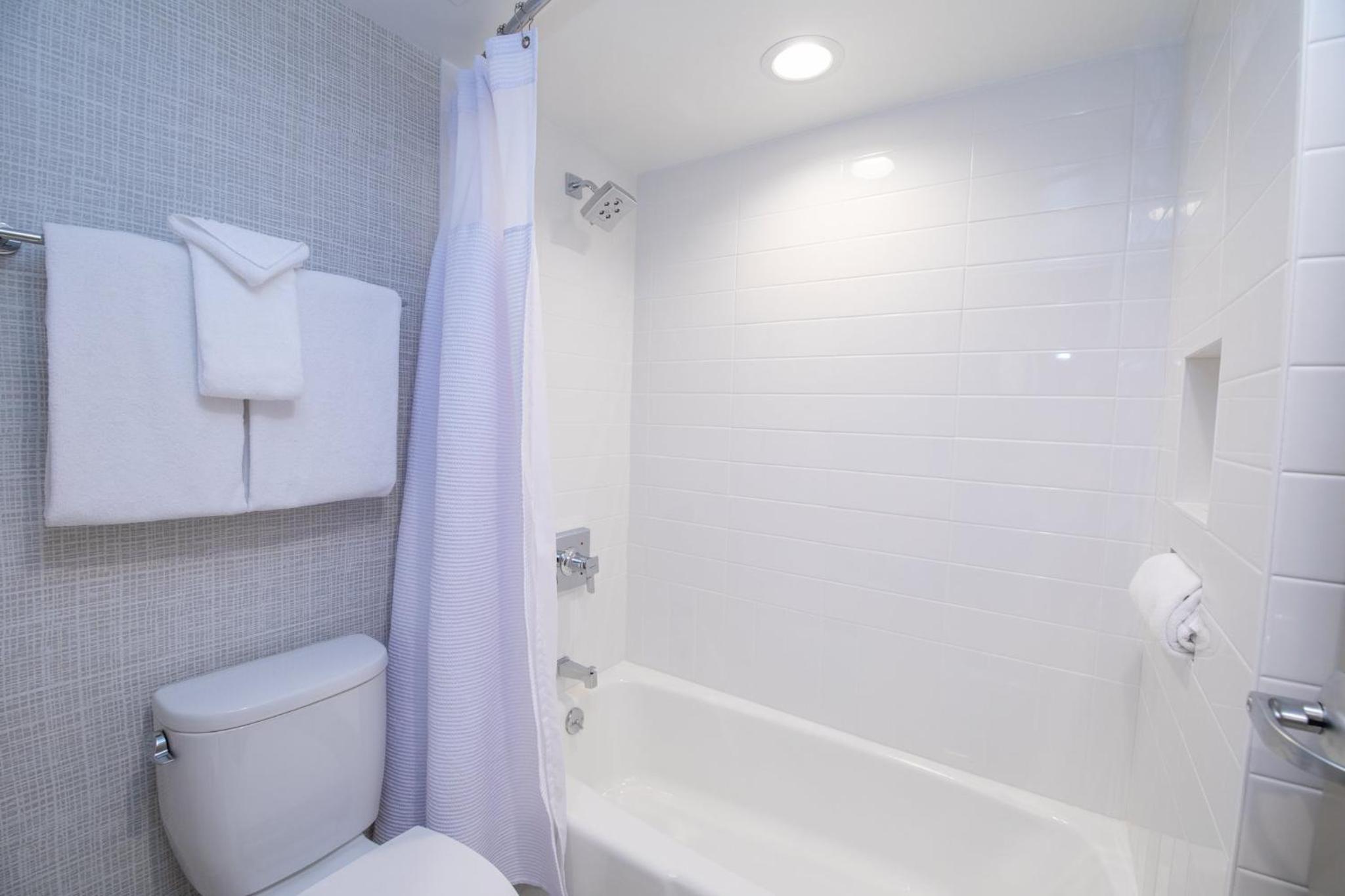 Premium Queen Room with Two Queen Beds - Photo 6