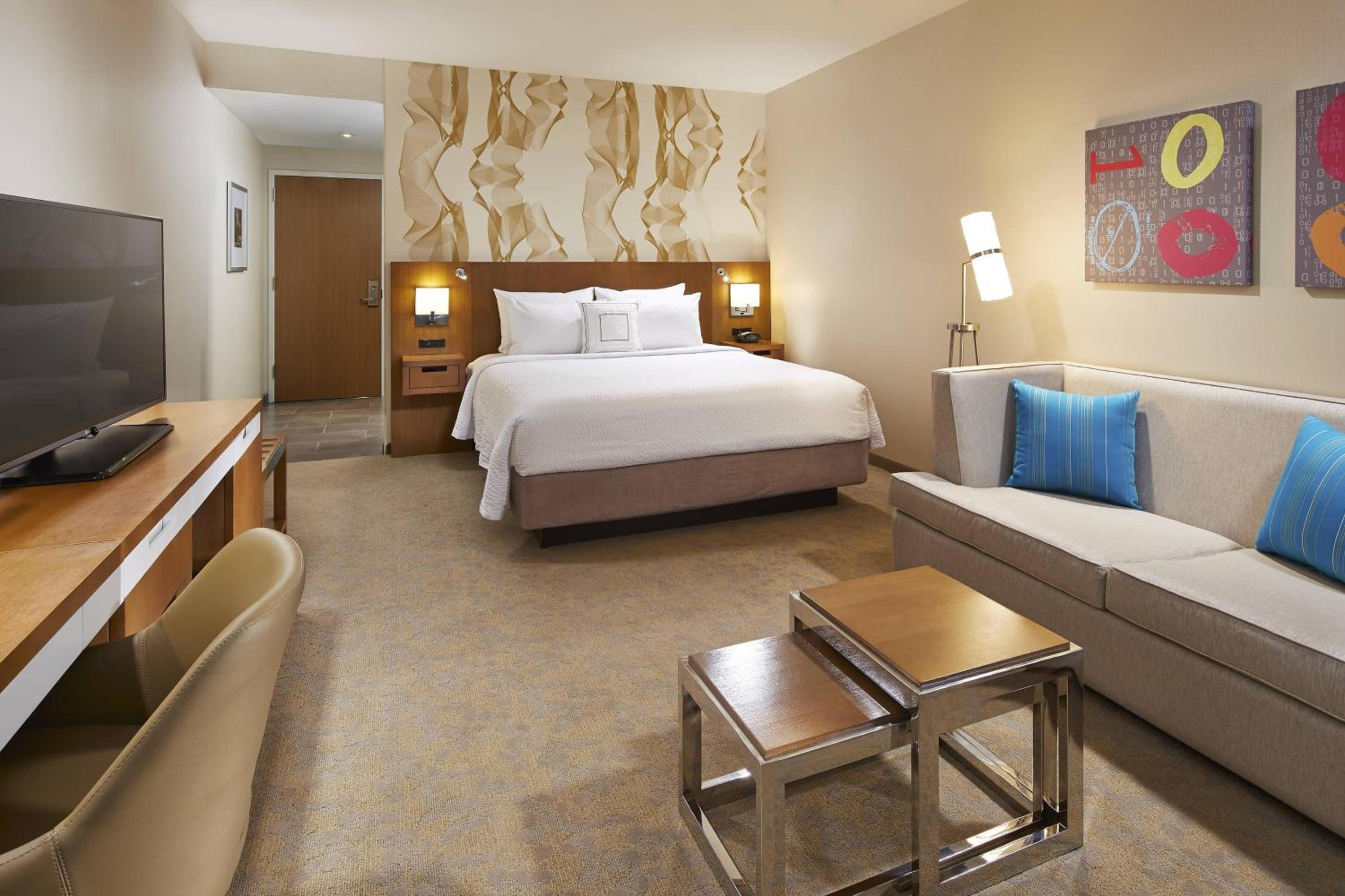 King Room with Sofa Bed - Hearing Accessible photo 3