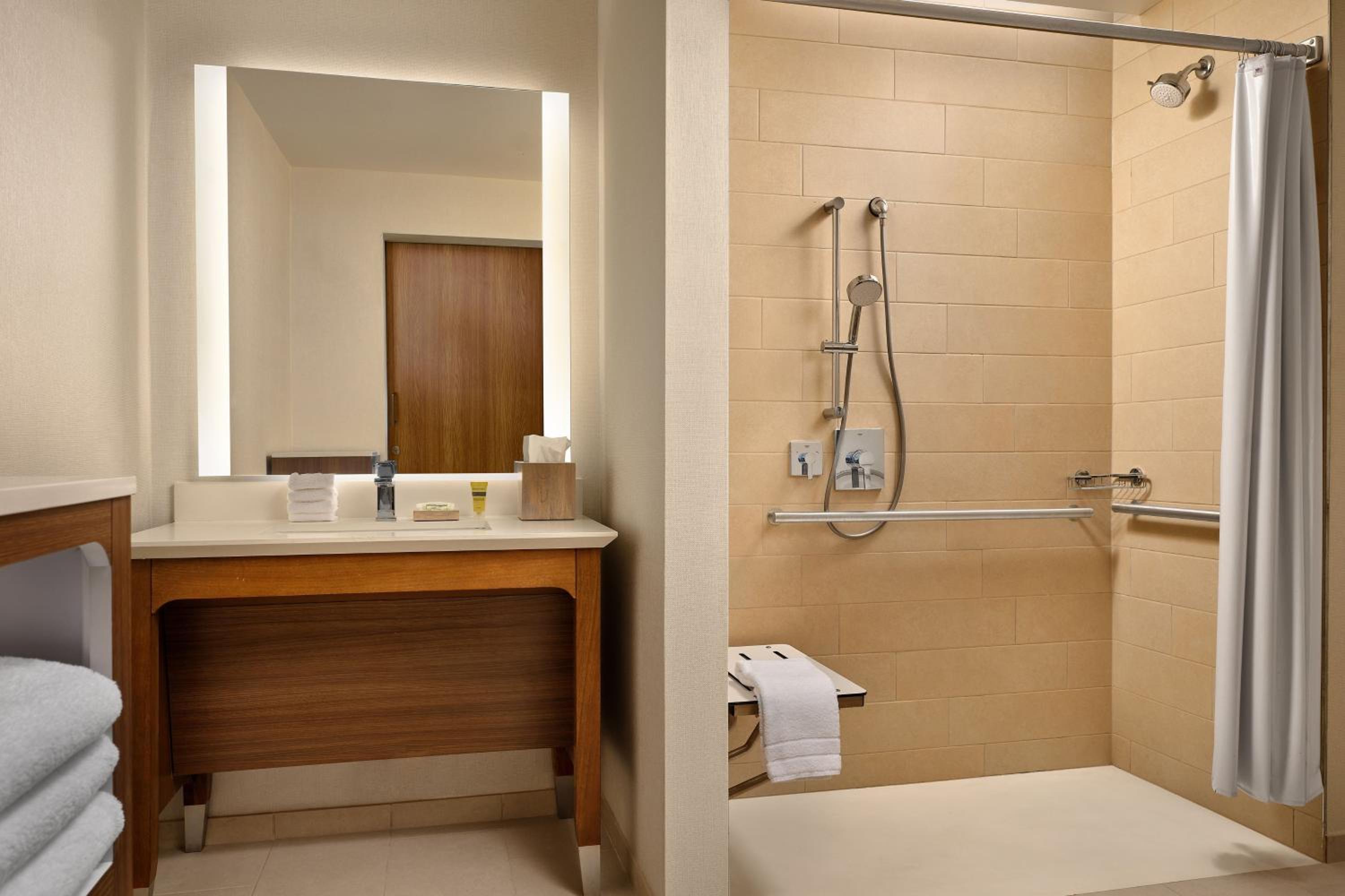 Family Suite, 1 King, 2 Twin Bunk Beds, Sofa bed - Photo 4