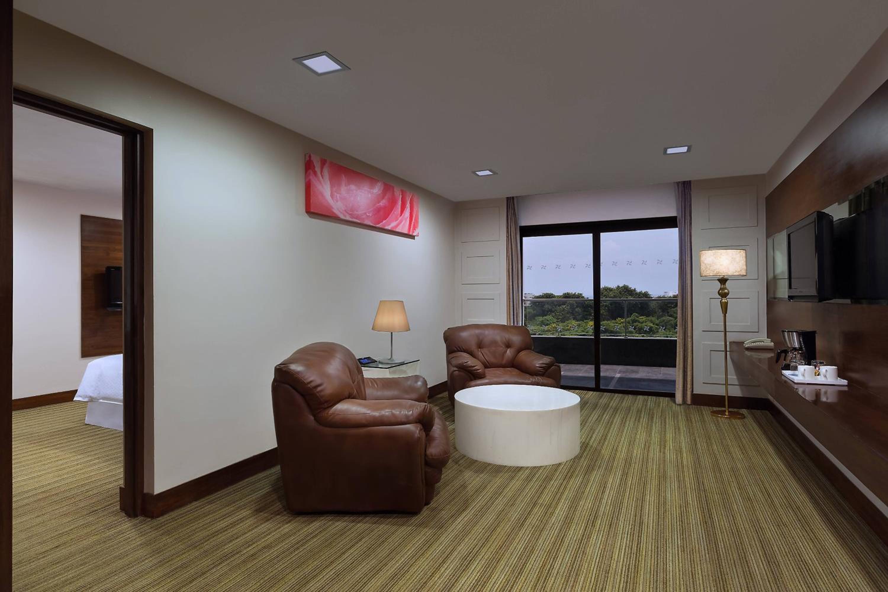King Suite with Balcony photo 3