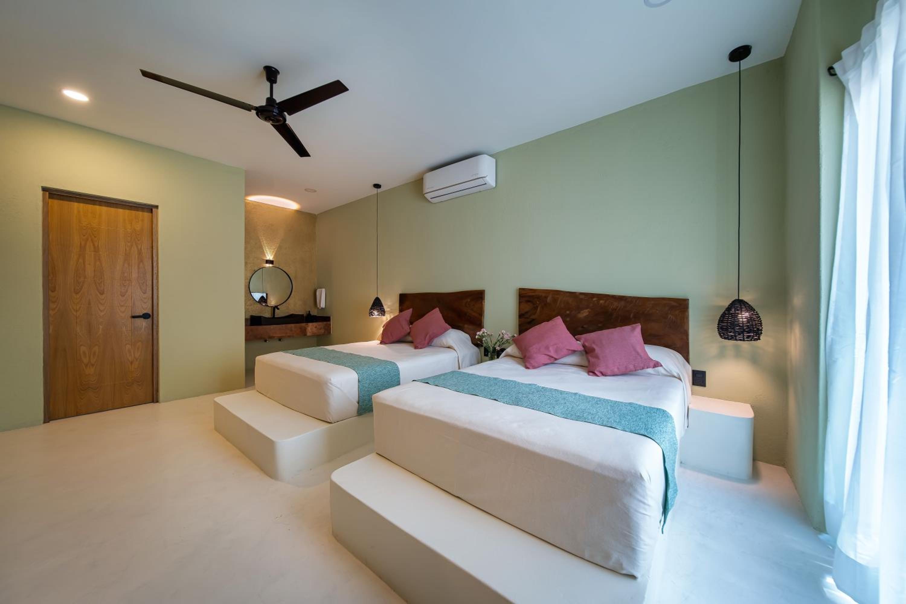 Deluxe Queen Room with Two Queen Beds - Photo 10