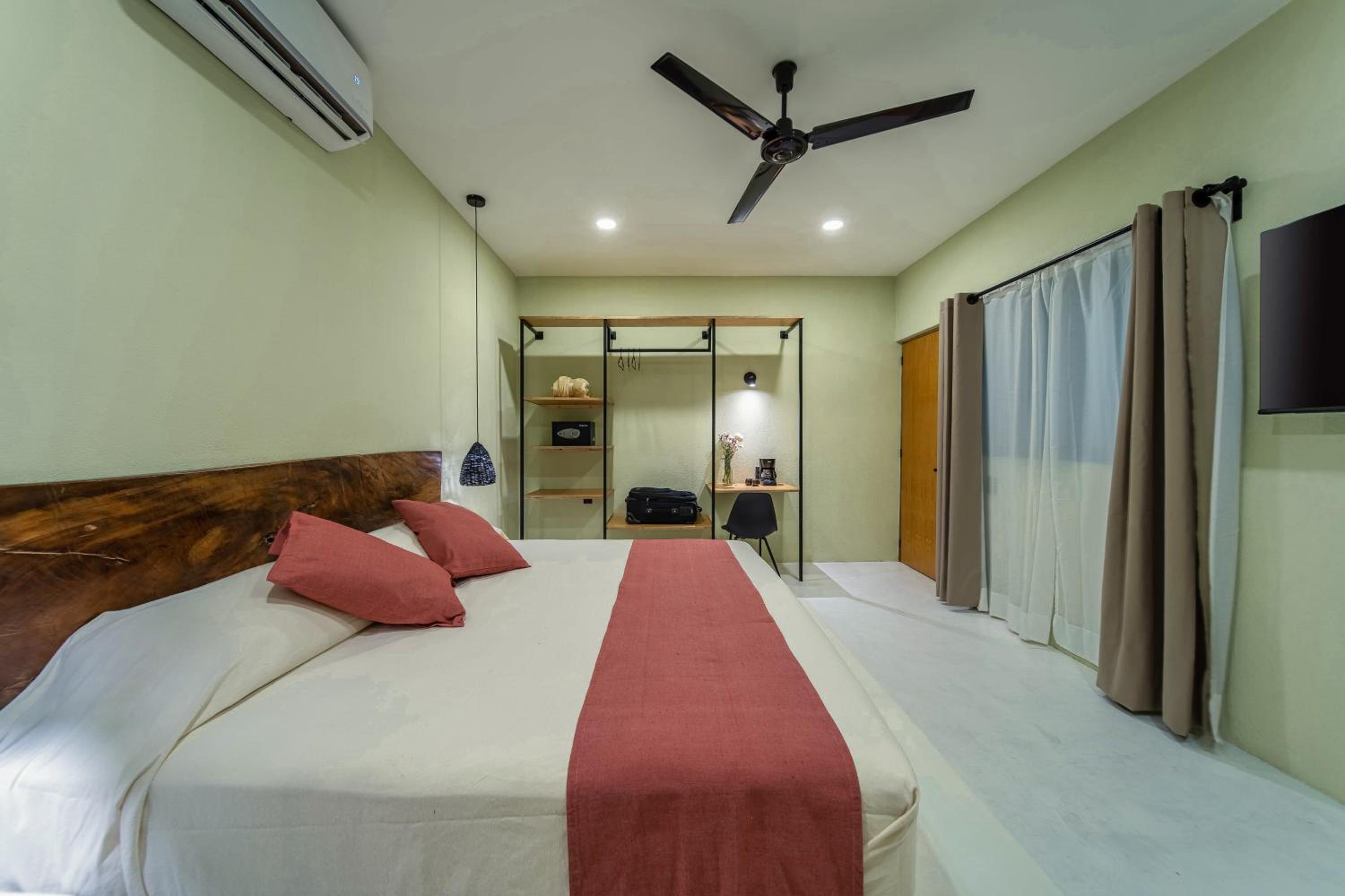 Deluxe King Room - Photo 7