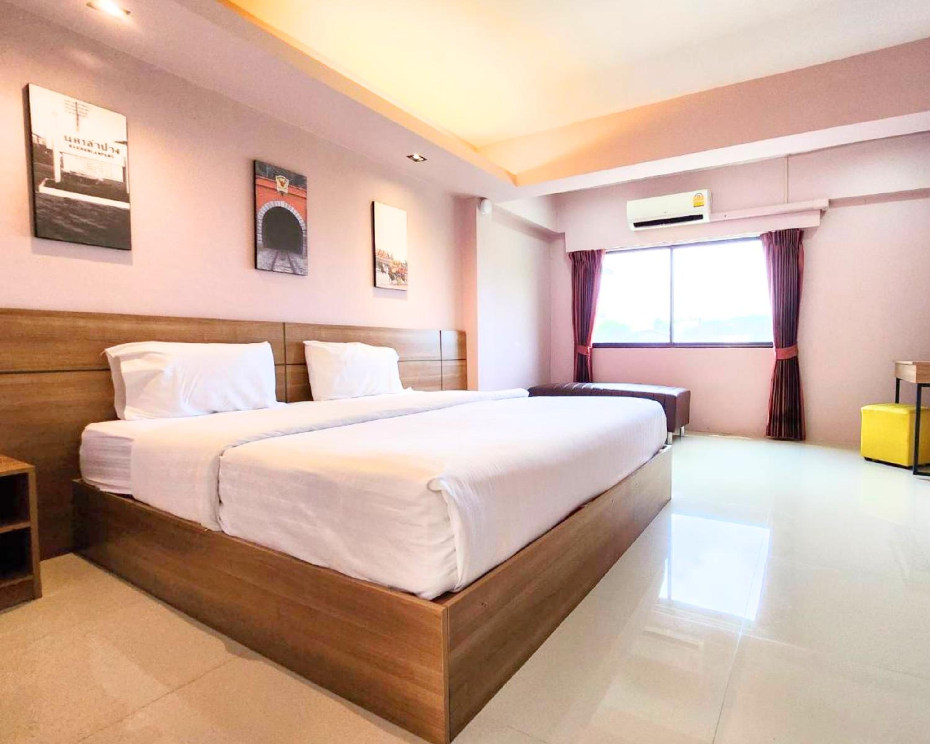 Deluxe King Room photo 3