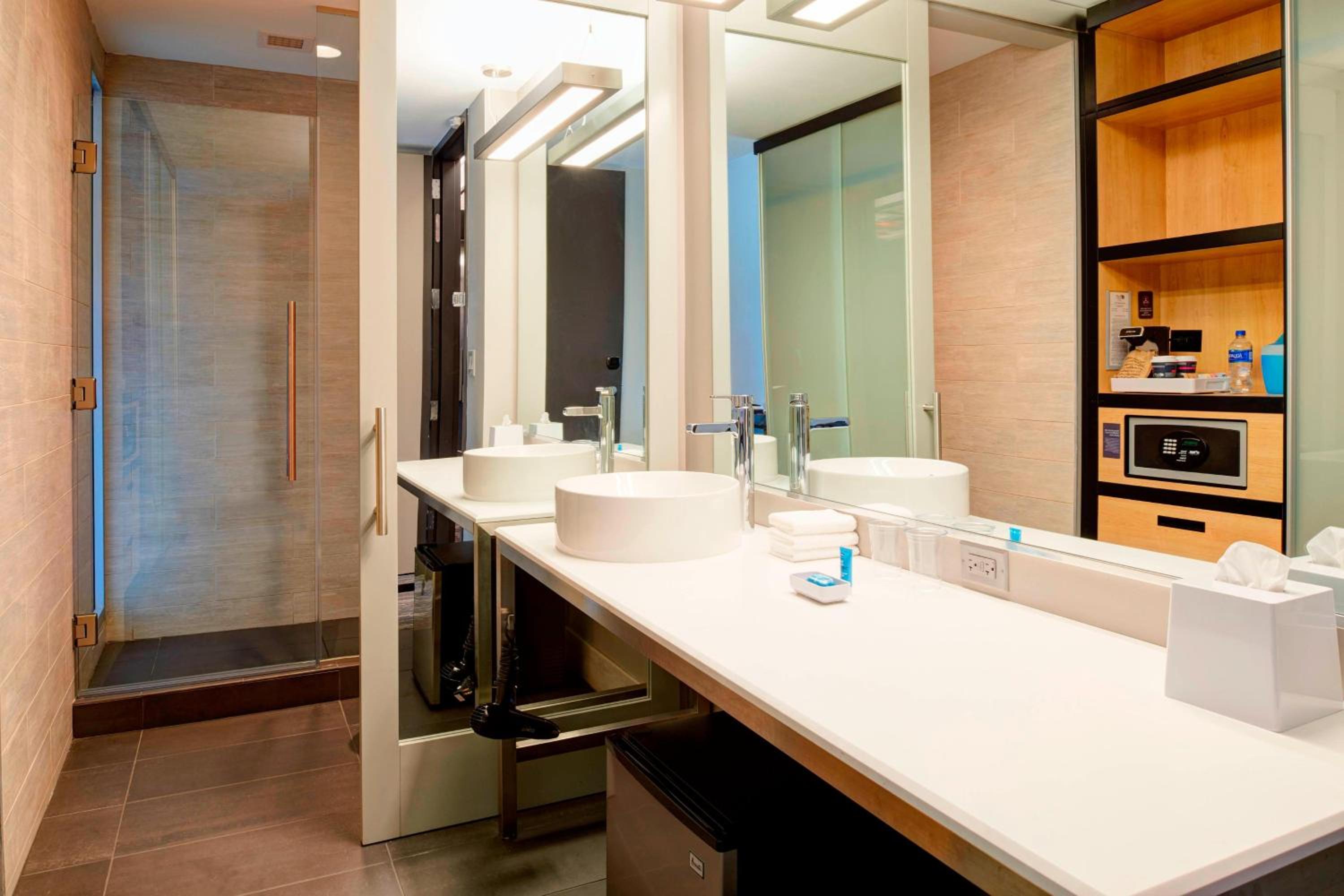 Aloft, Guest room, 2 Queen - Photo 6