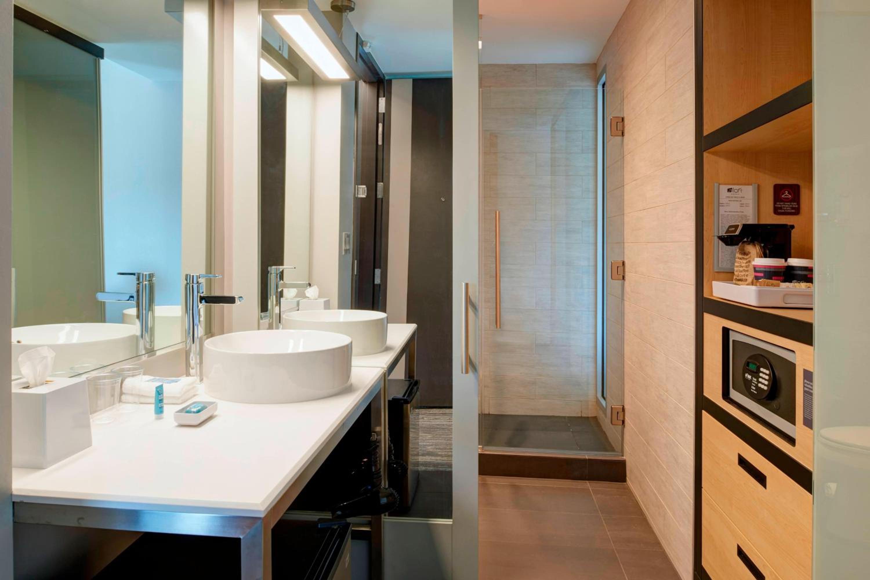 Aloft, Guest room, 1 King - Photo 4