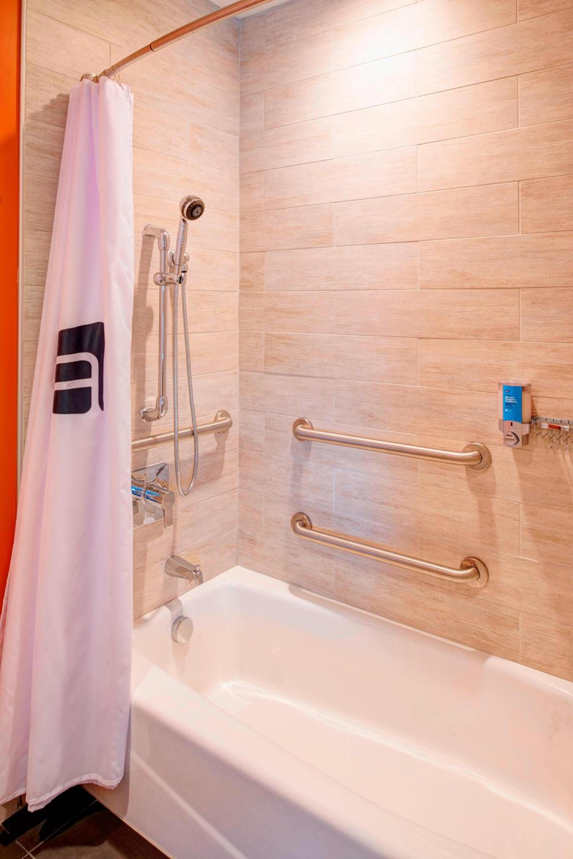 Aloft, Guest room, 1 King - Photo 2