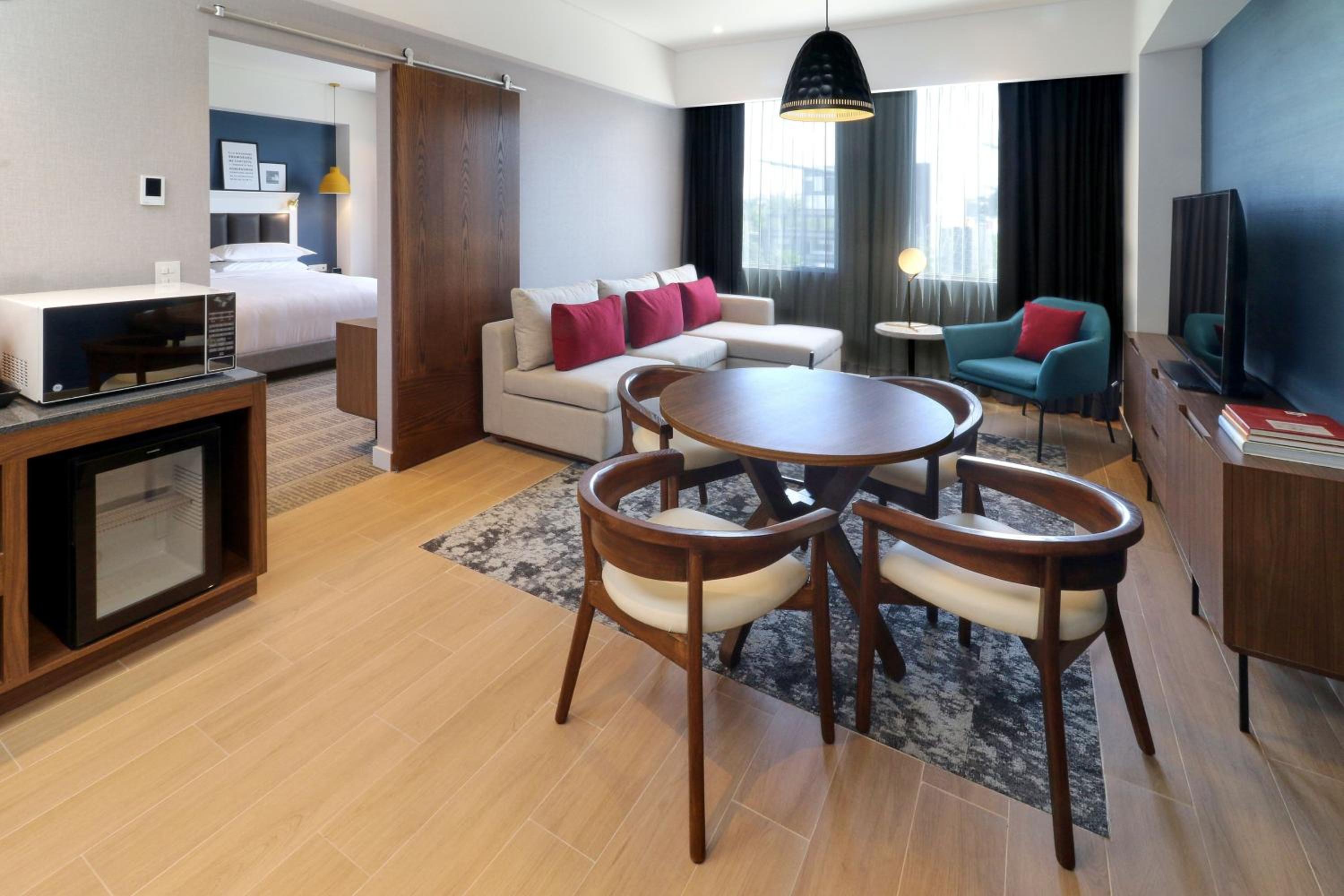 One-Bedroom King Suite - Club Lounge Access - Photo 5