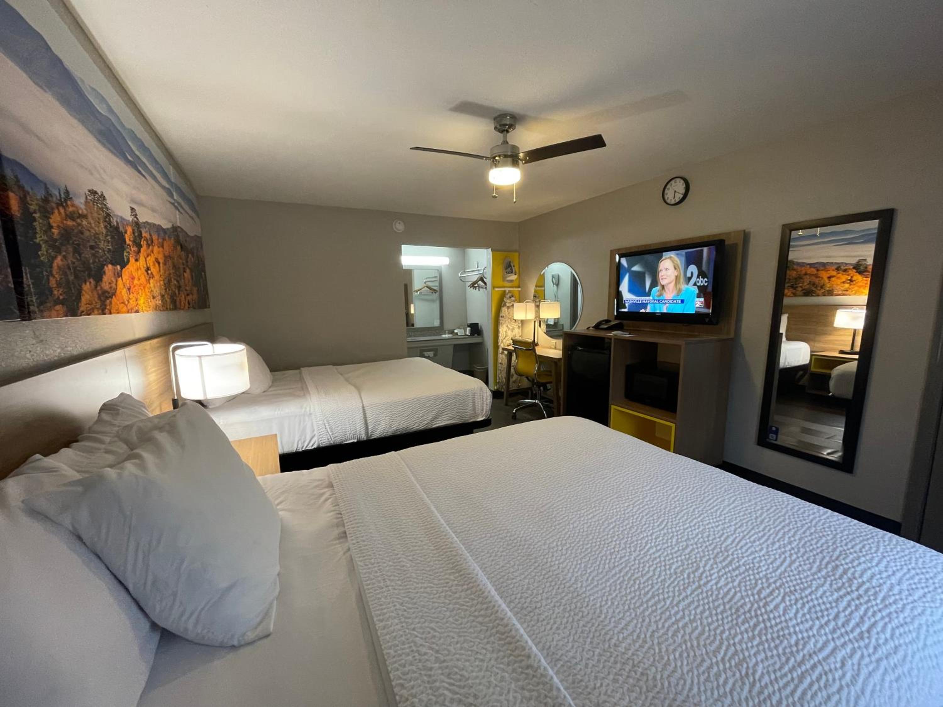 Deluxe Double Room with Two Double Beds - Non-Smoking - Photo 7