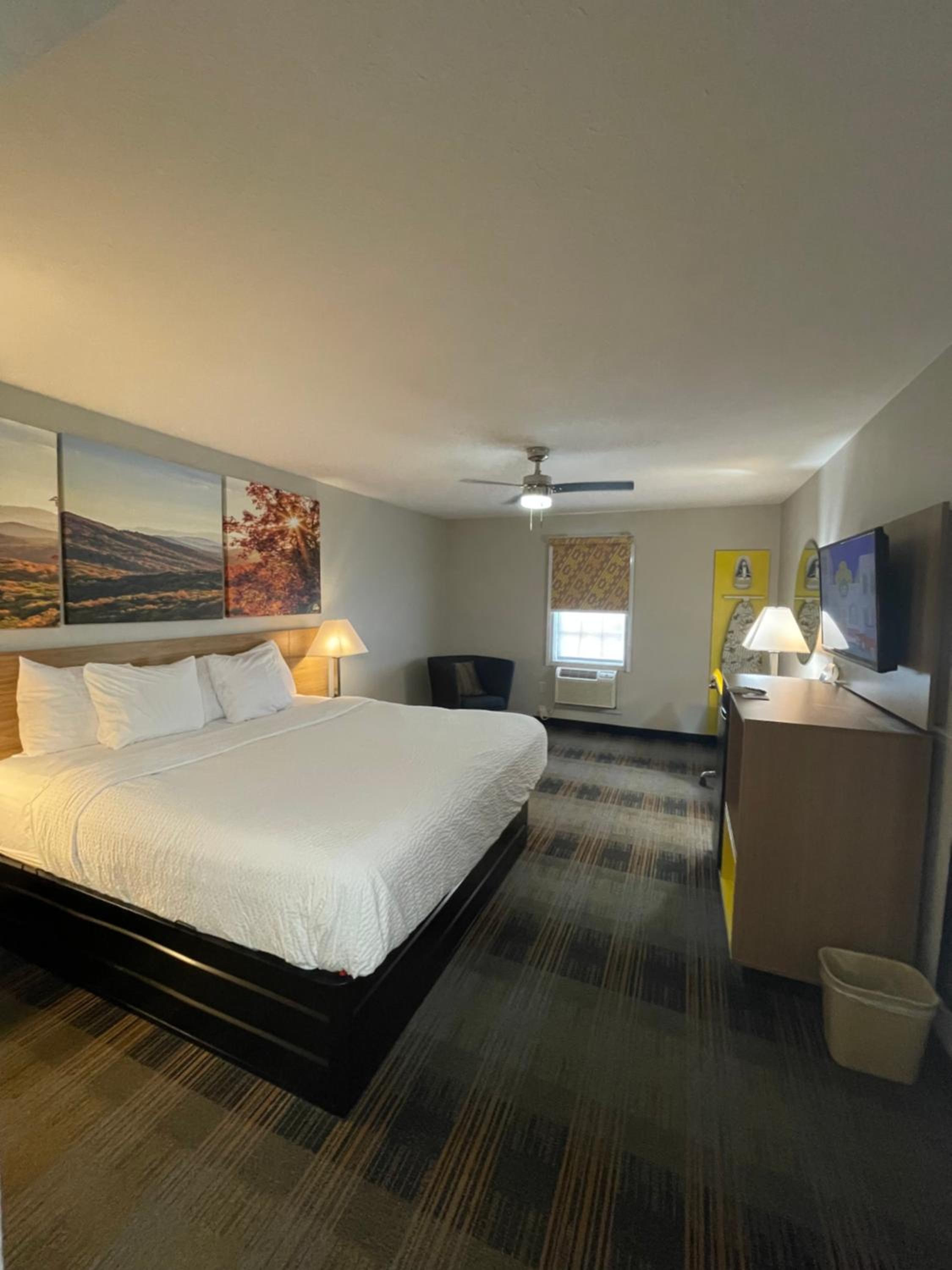 King Room - Non-Smoking - Photo 3