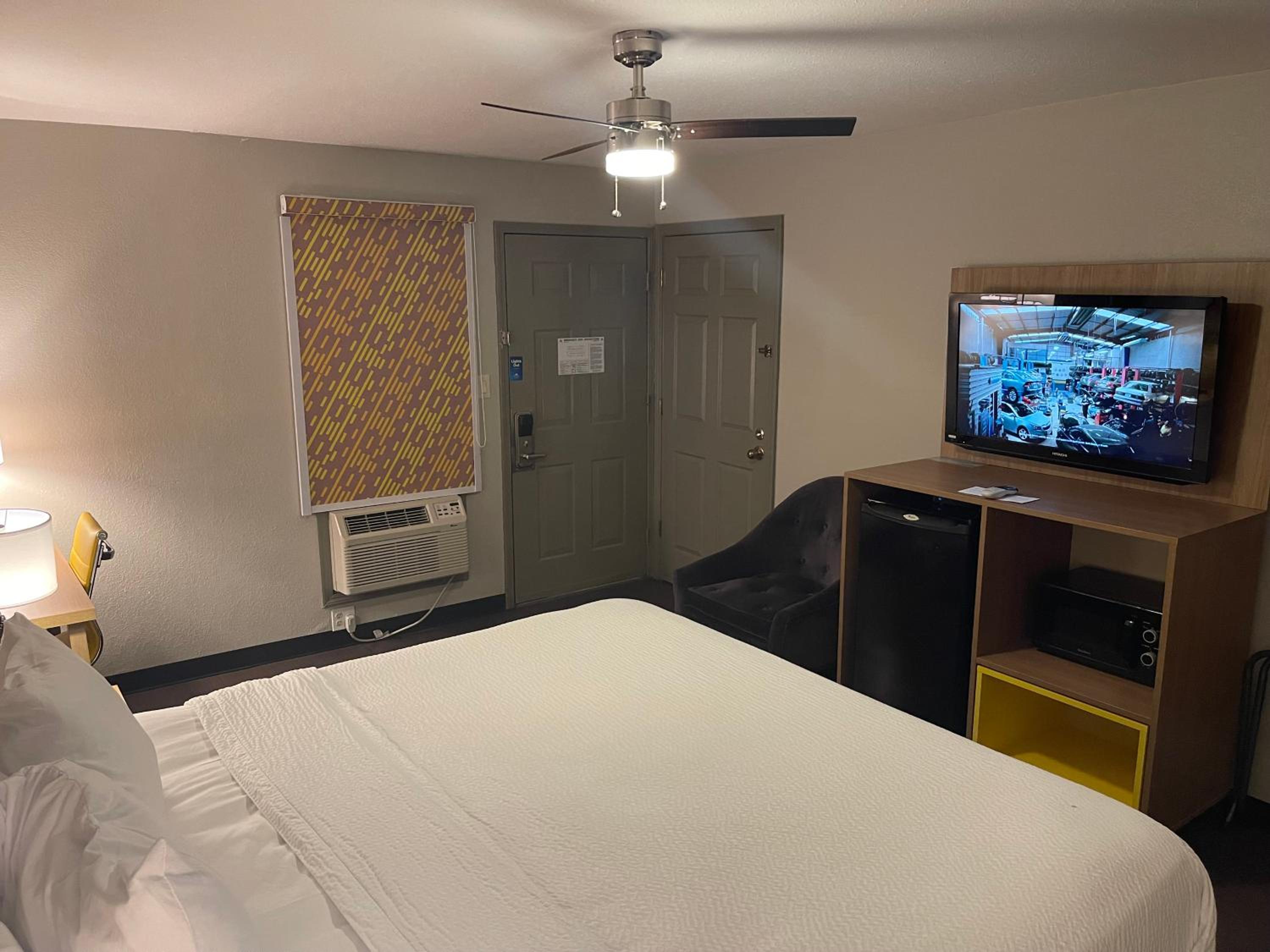 King Room - Disability Access/Non-Smoking - Photo 2