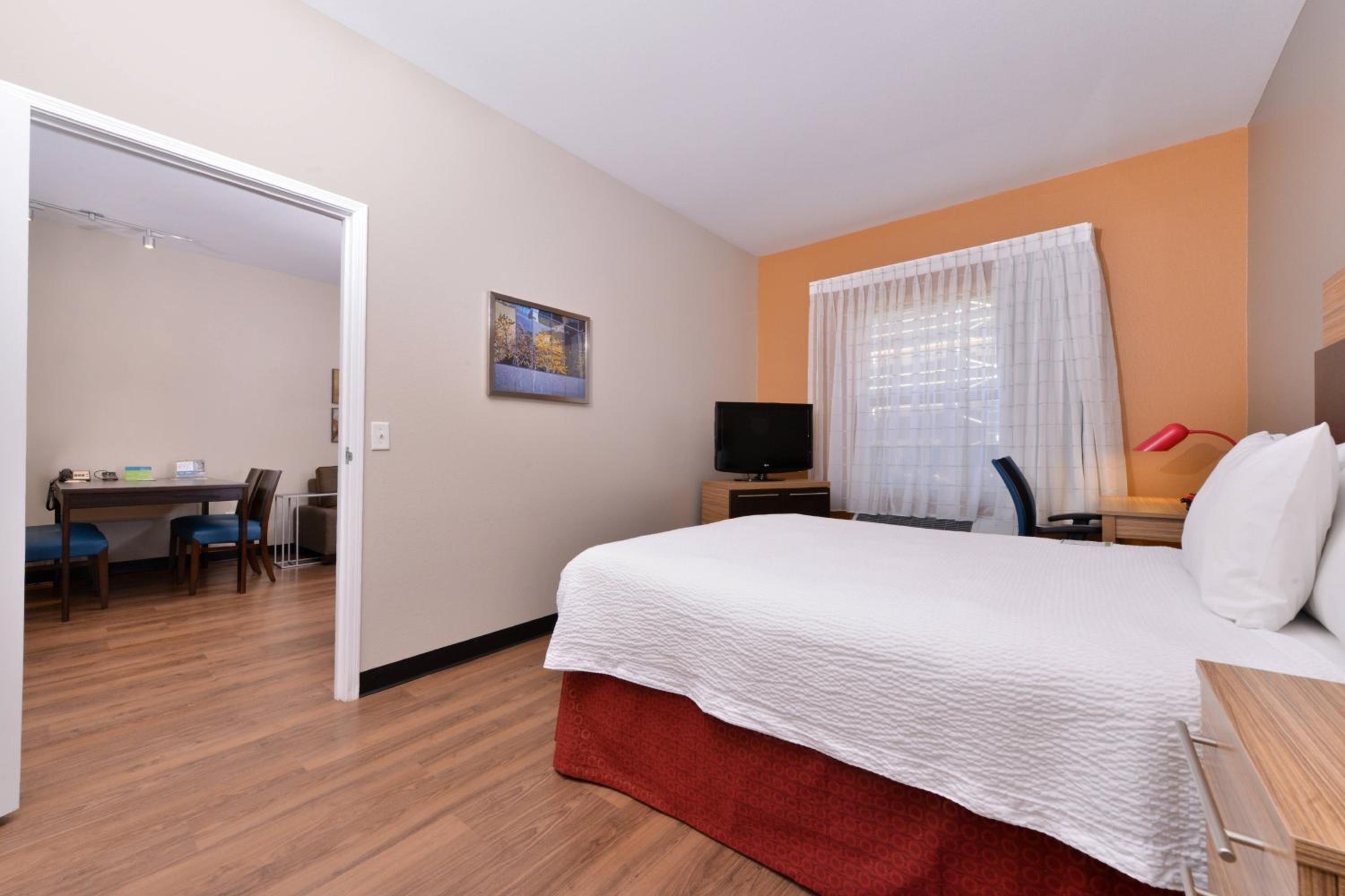 One-Bedroom Queen Suite with Sofa Bed - Photo 4