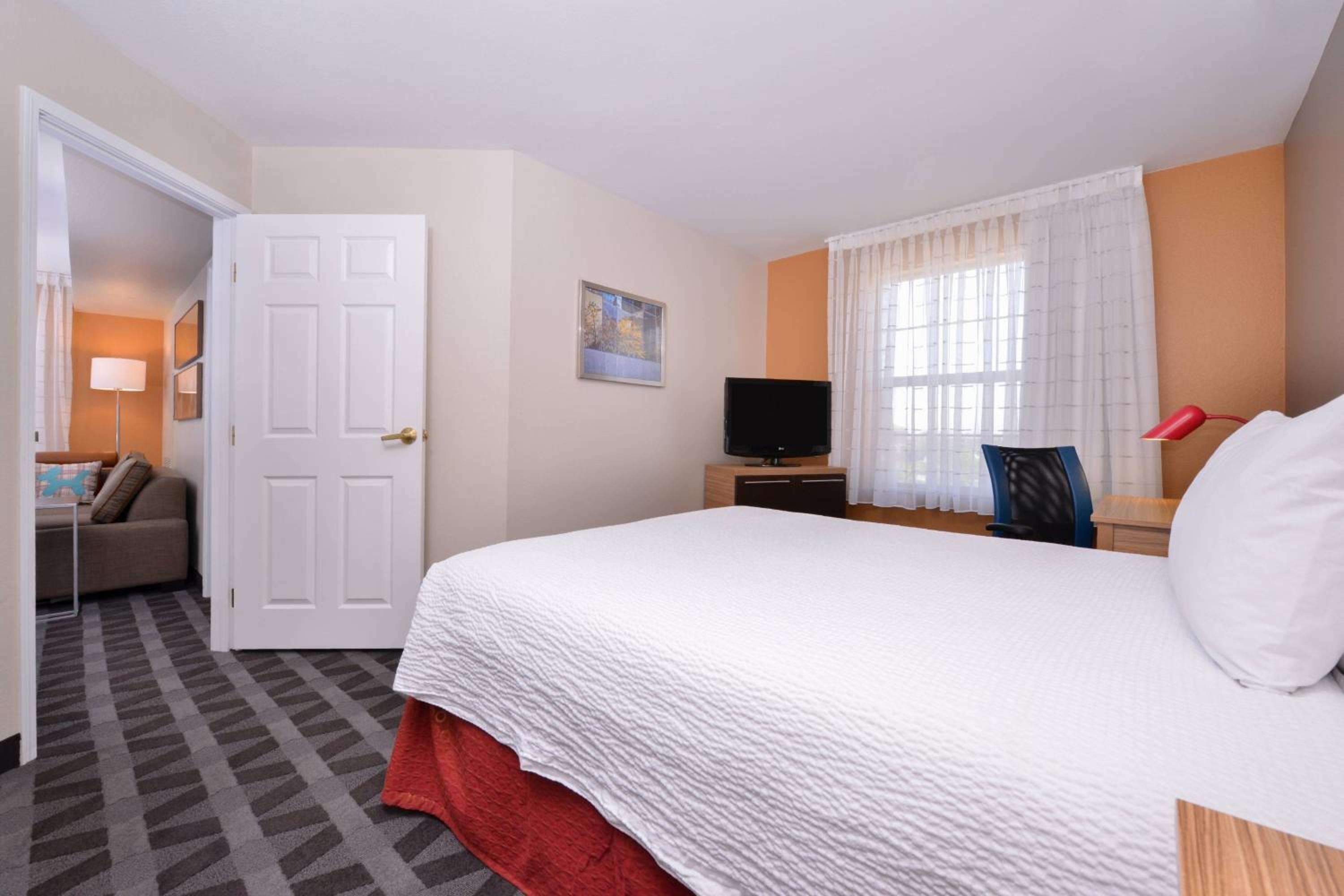 2 Bedroom Suite - Photo 3
