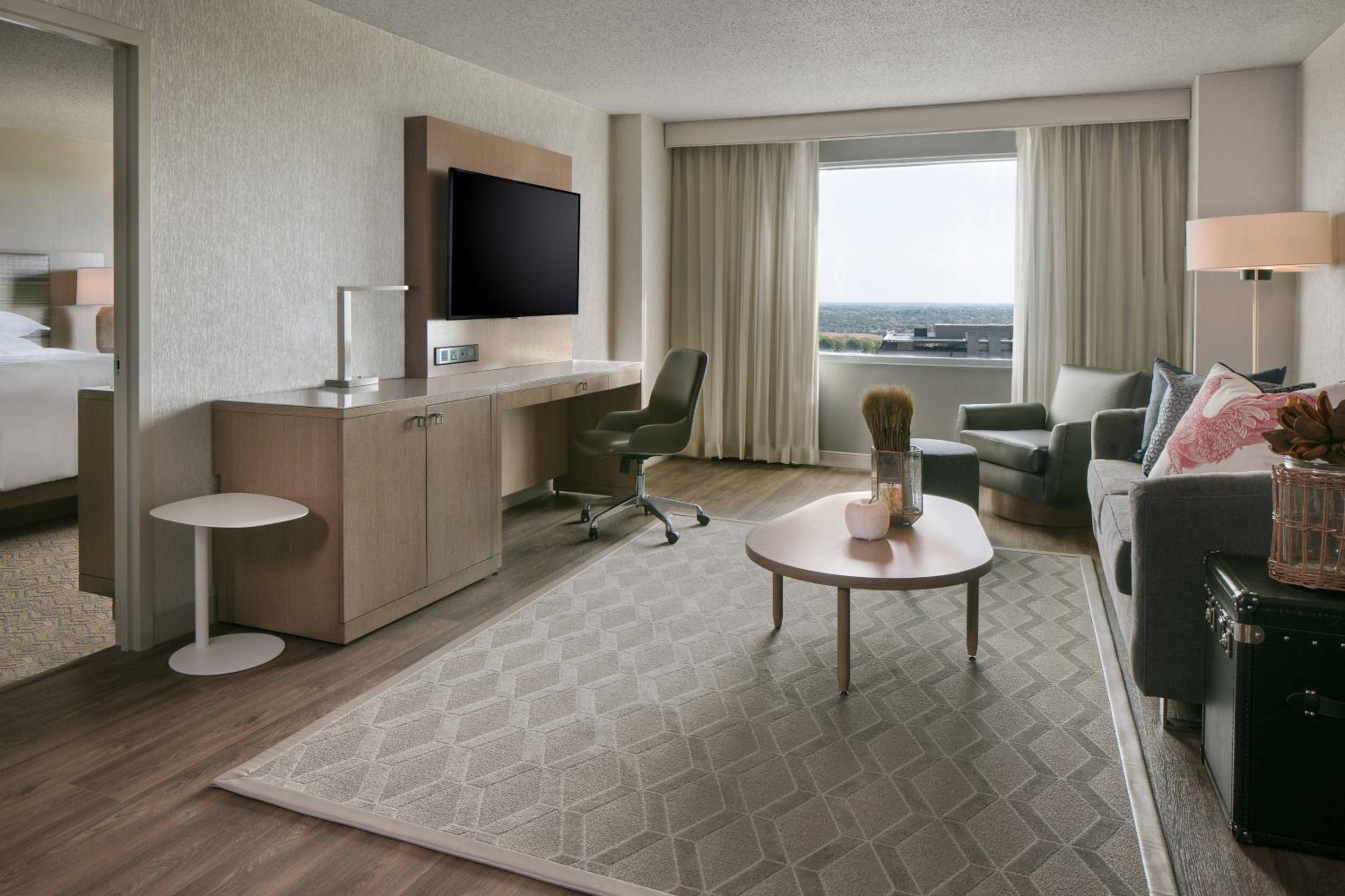 Club level, Junior Suite, 1 King, Sofa bed - Photo 5