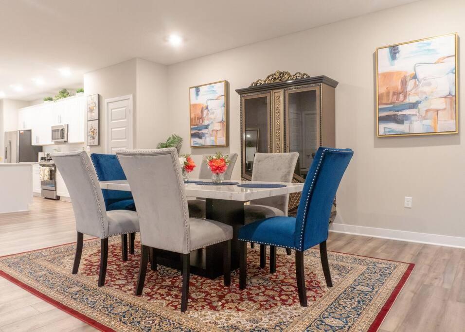 Three-Bedroom Apartment photo 2