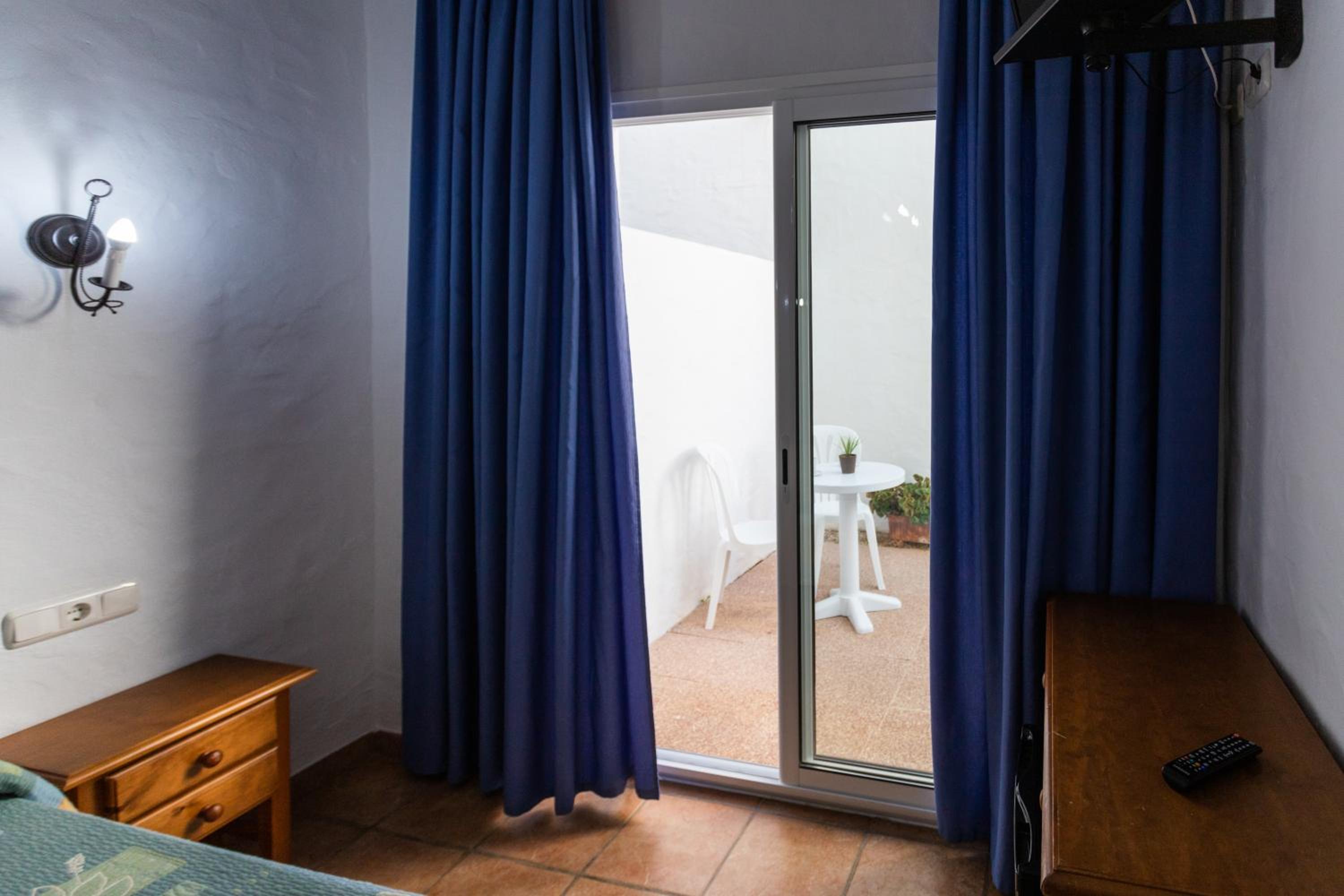 Twin Room with Courtyard - Photo 11