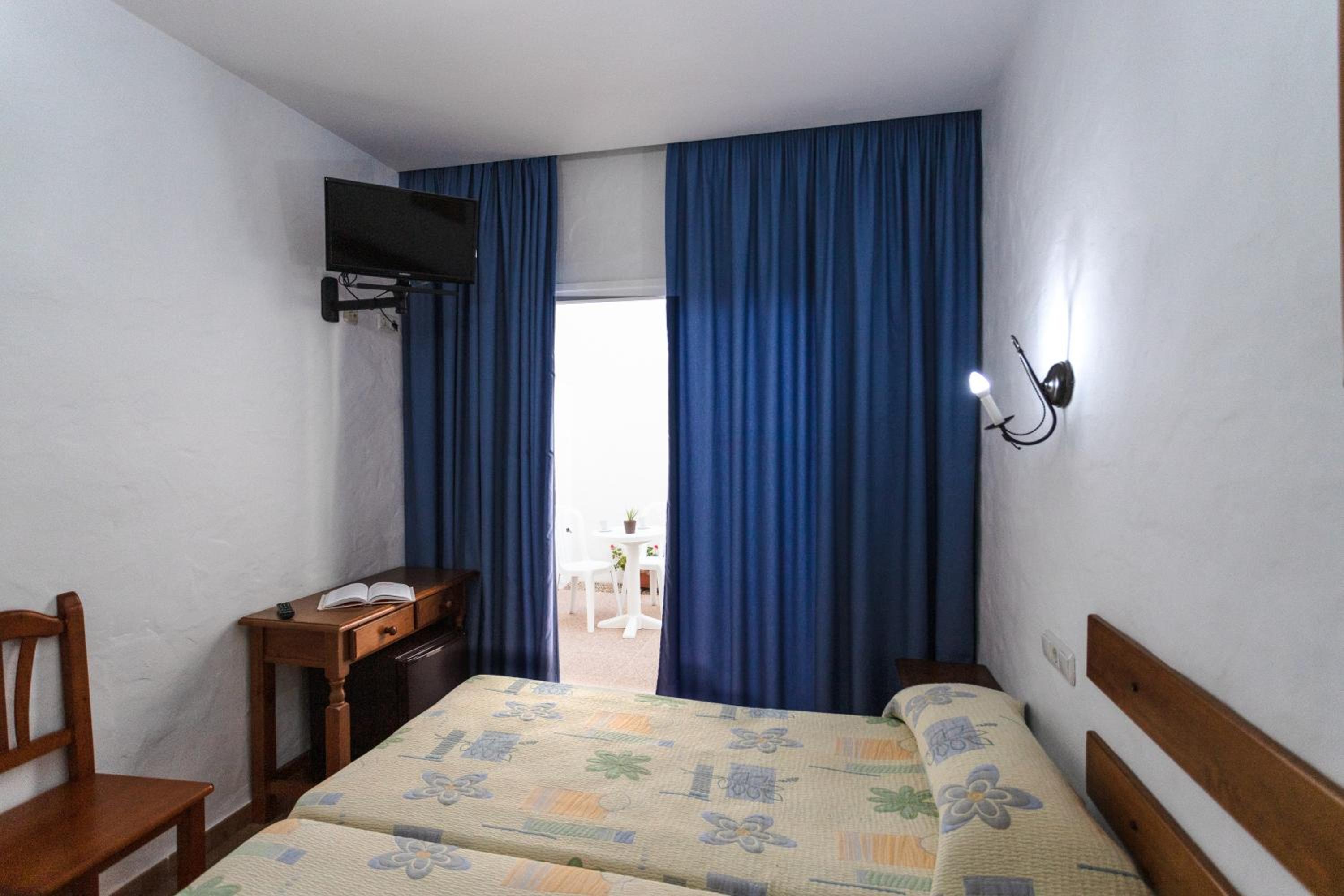 Twin Room with Courtyard - Photo 12