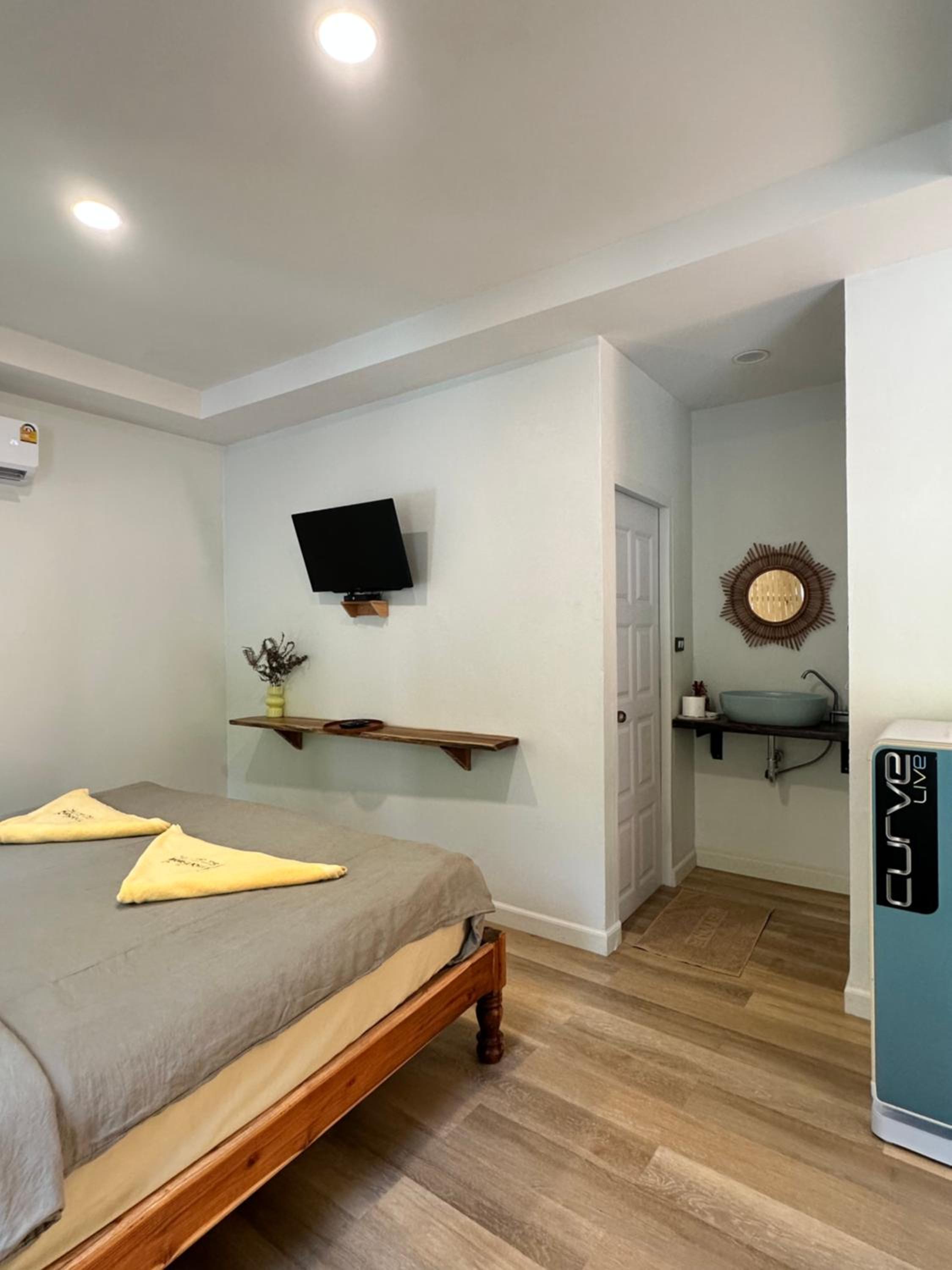 Classic Double Room with Balcony - Photo 3
