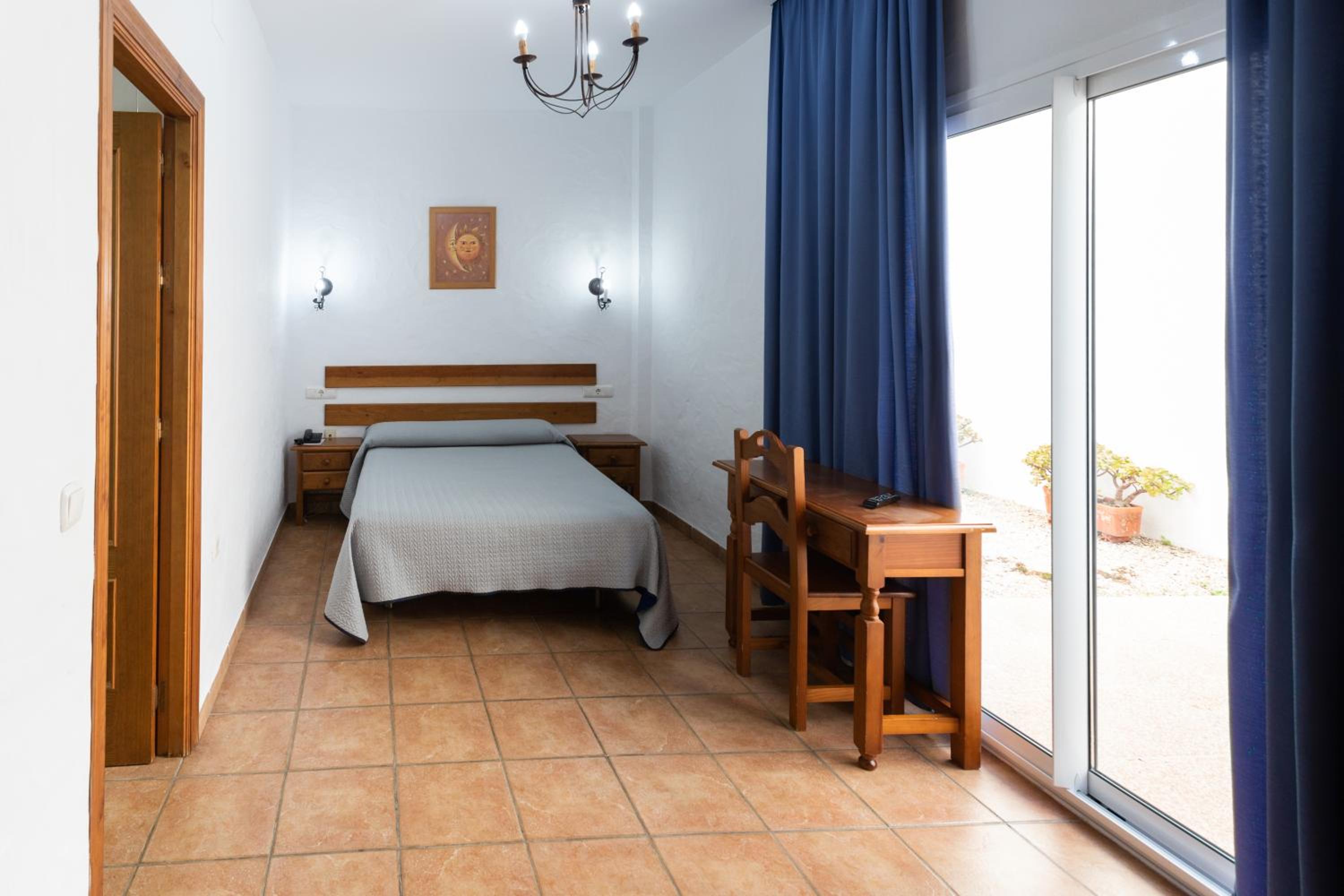 Twin Room with Courtyard - Photo 7