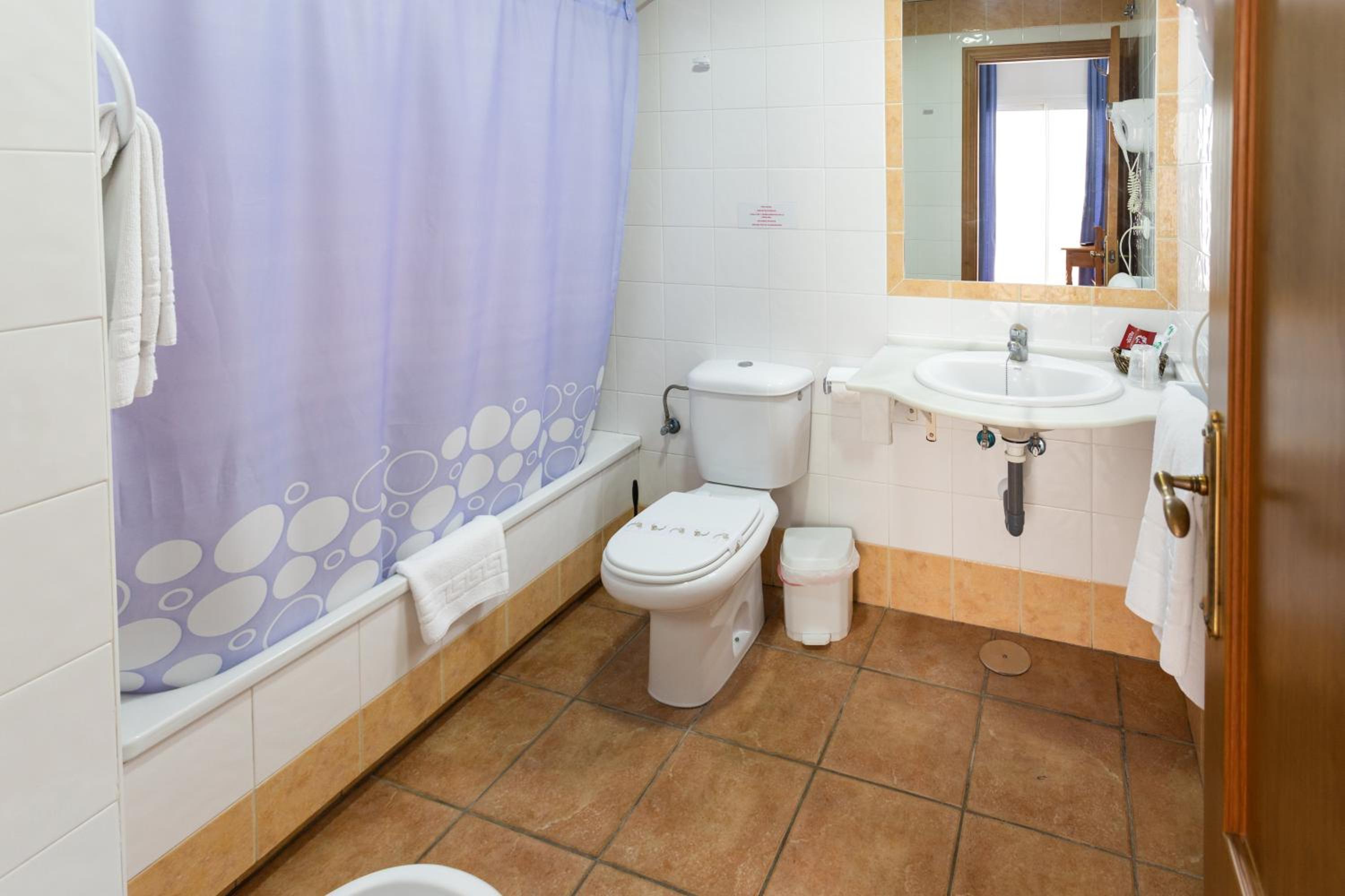 Twin Room with Courtyard - Photo 15