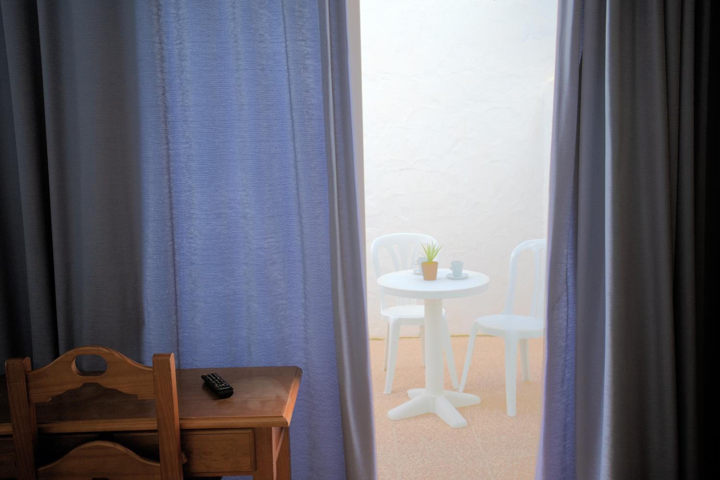 Twin Room with Courtyard - Photo 18