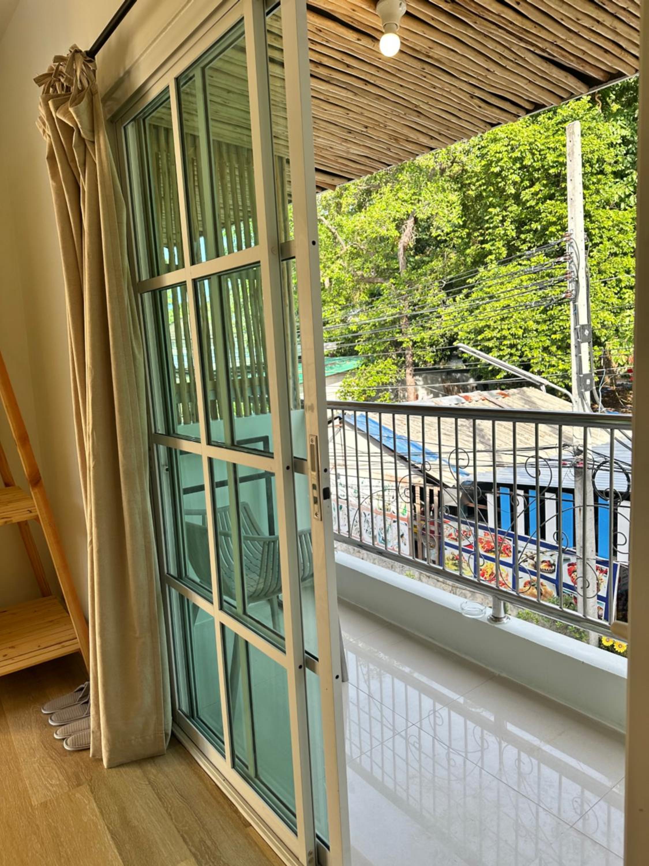 Classic Double Room with Balcony - Photo 10