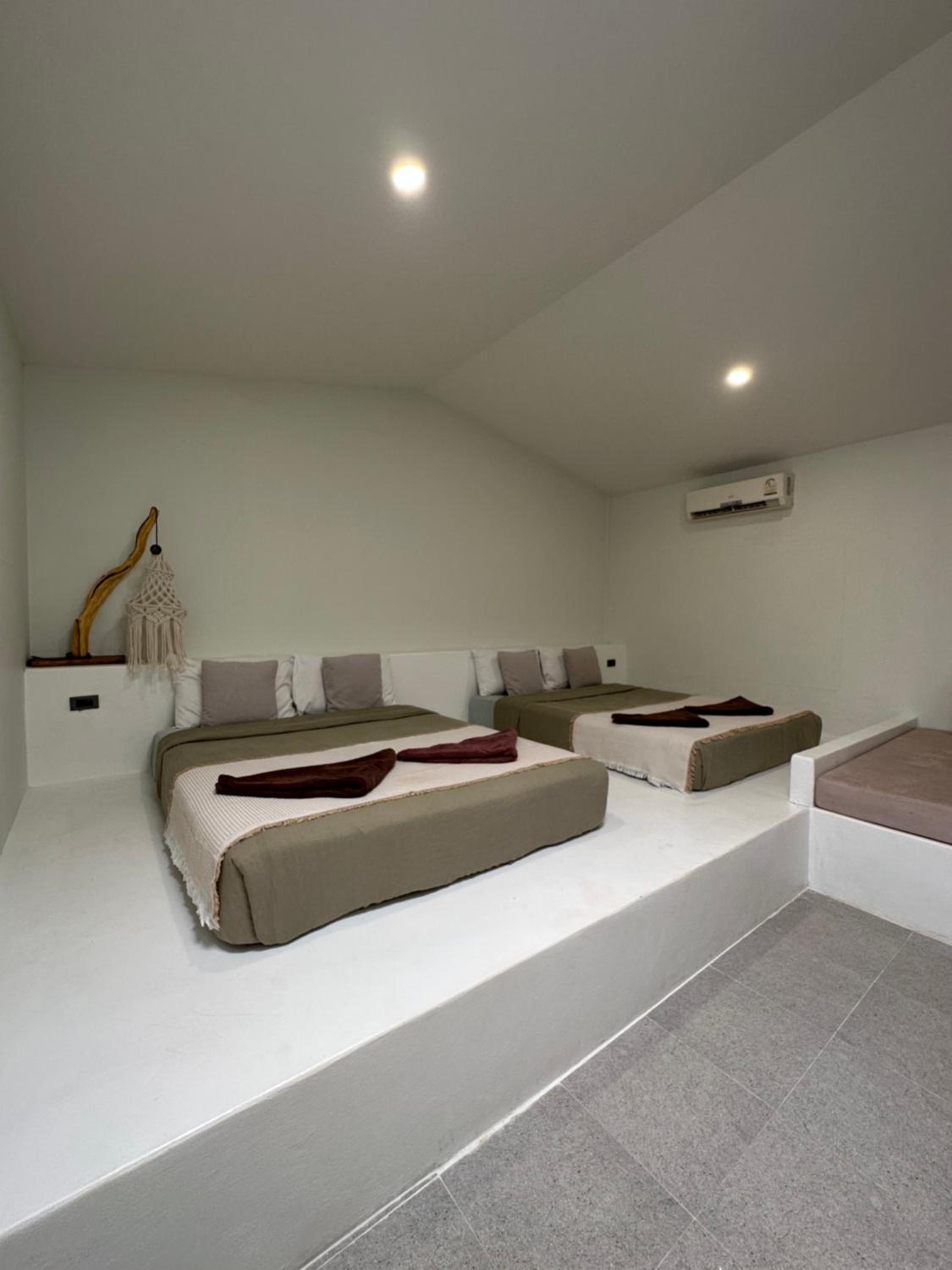 Classic Quadruple Room - Photo 8