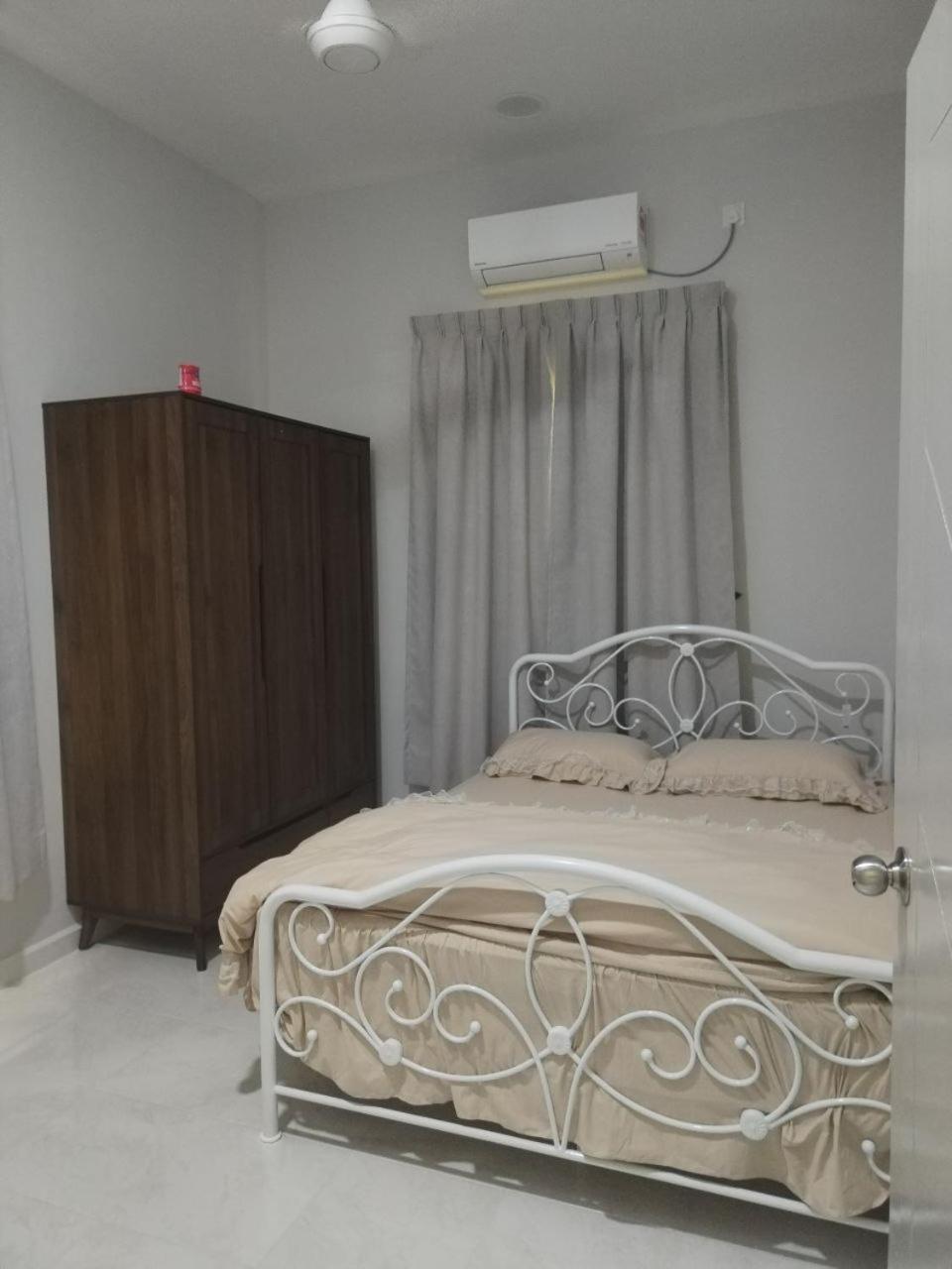 Three-Bedroom House photo 2