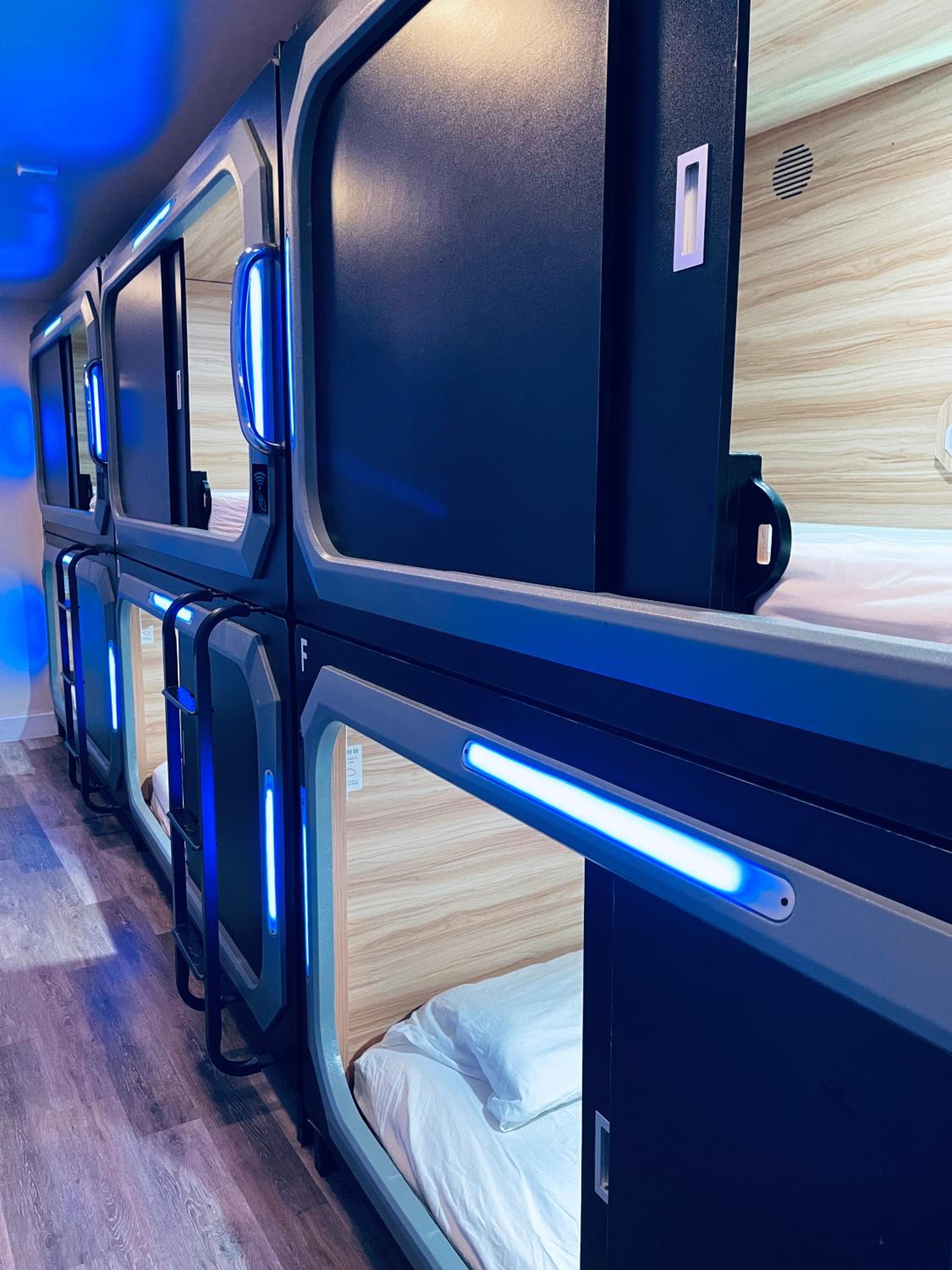  1 BED IN A 6 BED MALE LUXURY POD PVT SHOWER photo 2