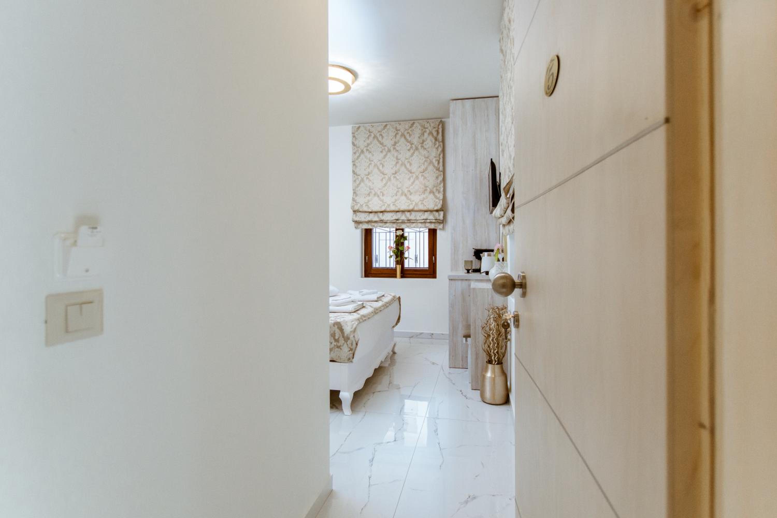 Deluxe Double Room with Shower