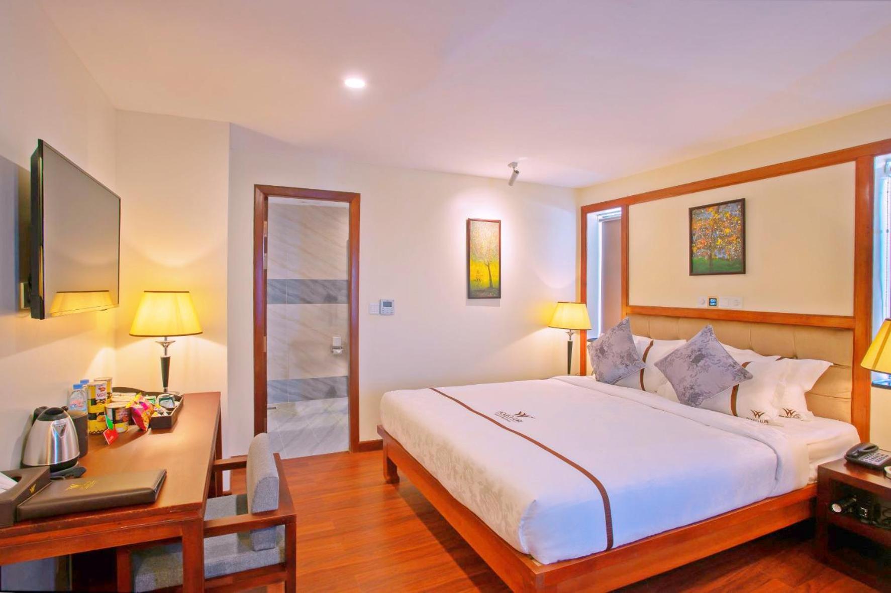 Deluxe King Bed - Photo 2