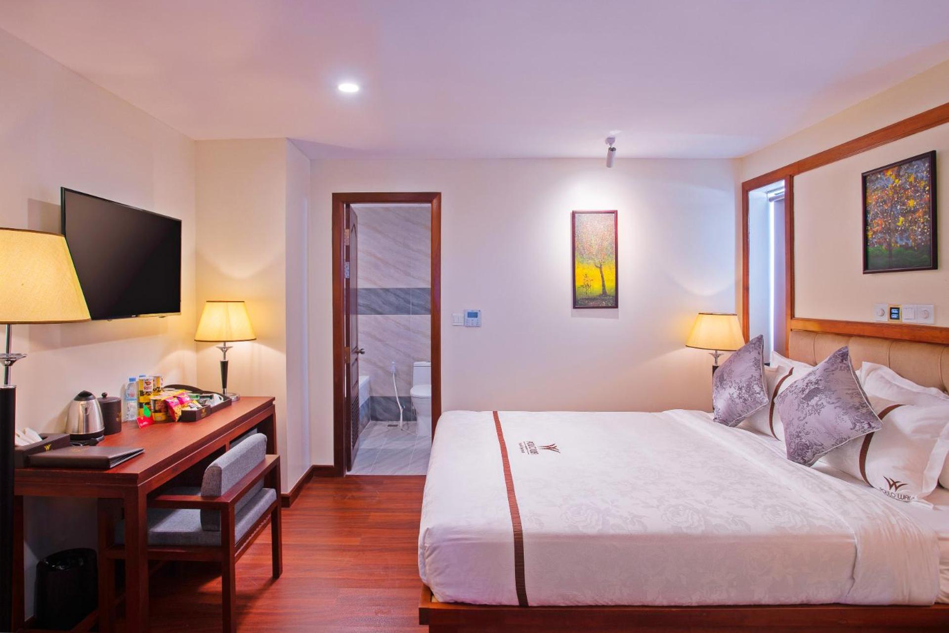 Deluxe King Bed - Photo 3
