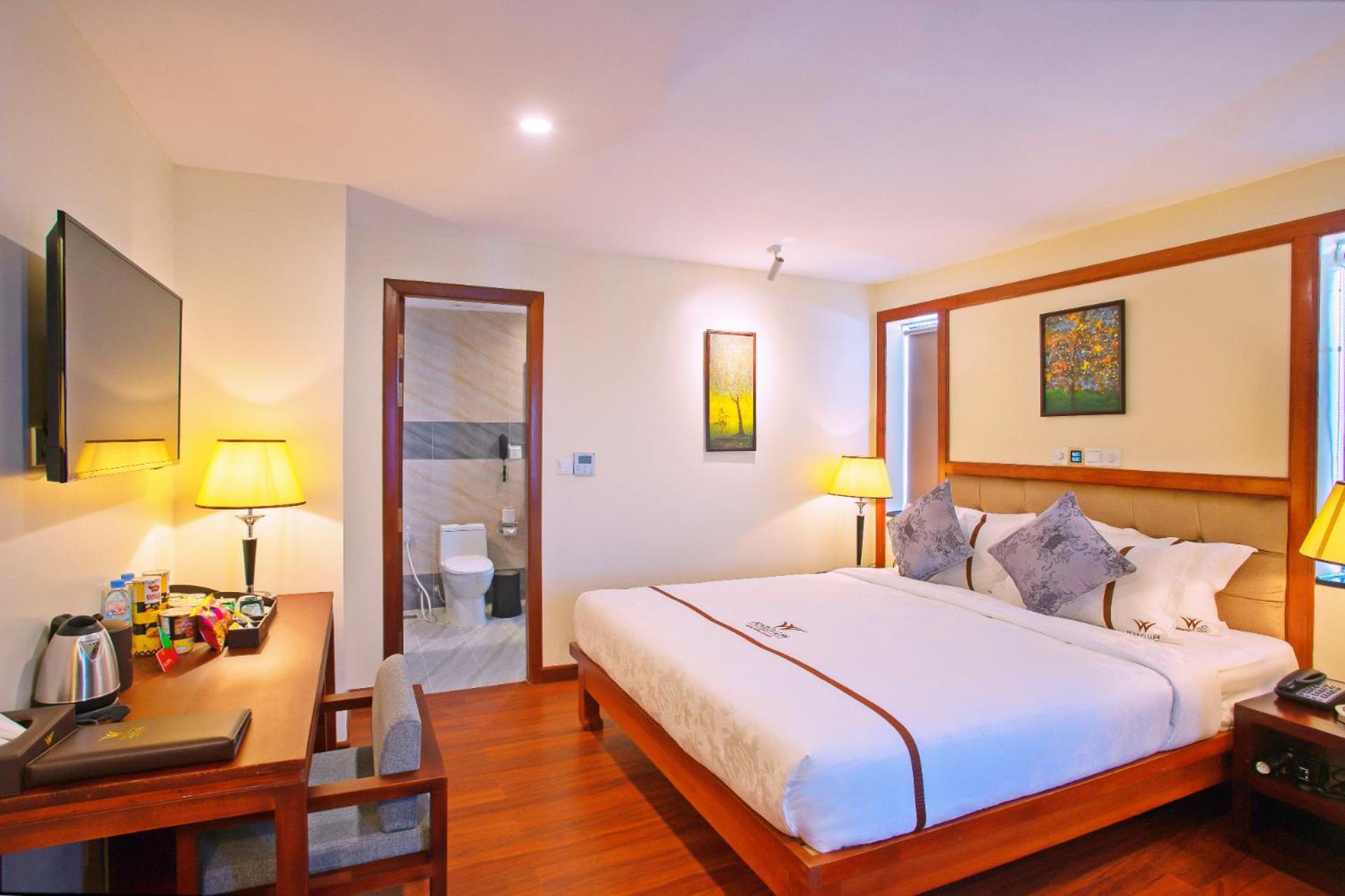 Deluxe King Bed - Photo 4
