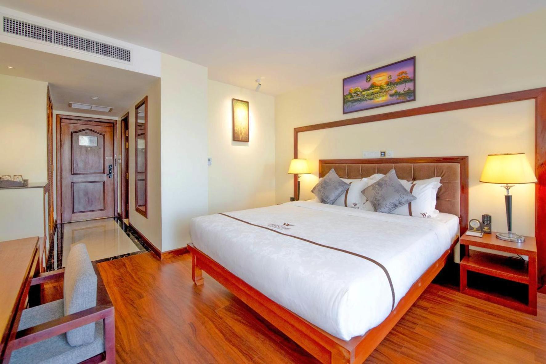 Landmark King Bed - Photo 1
